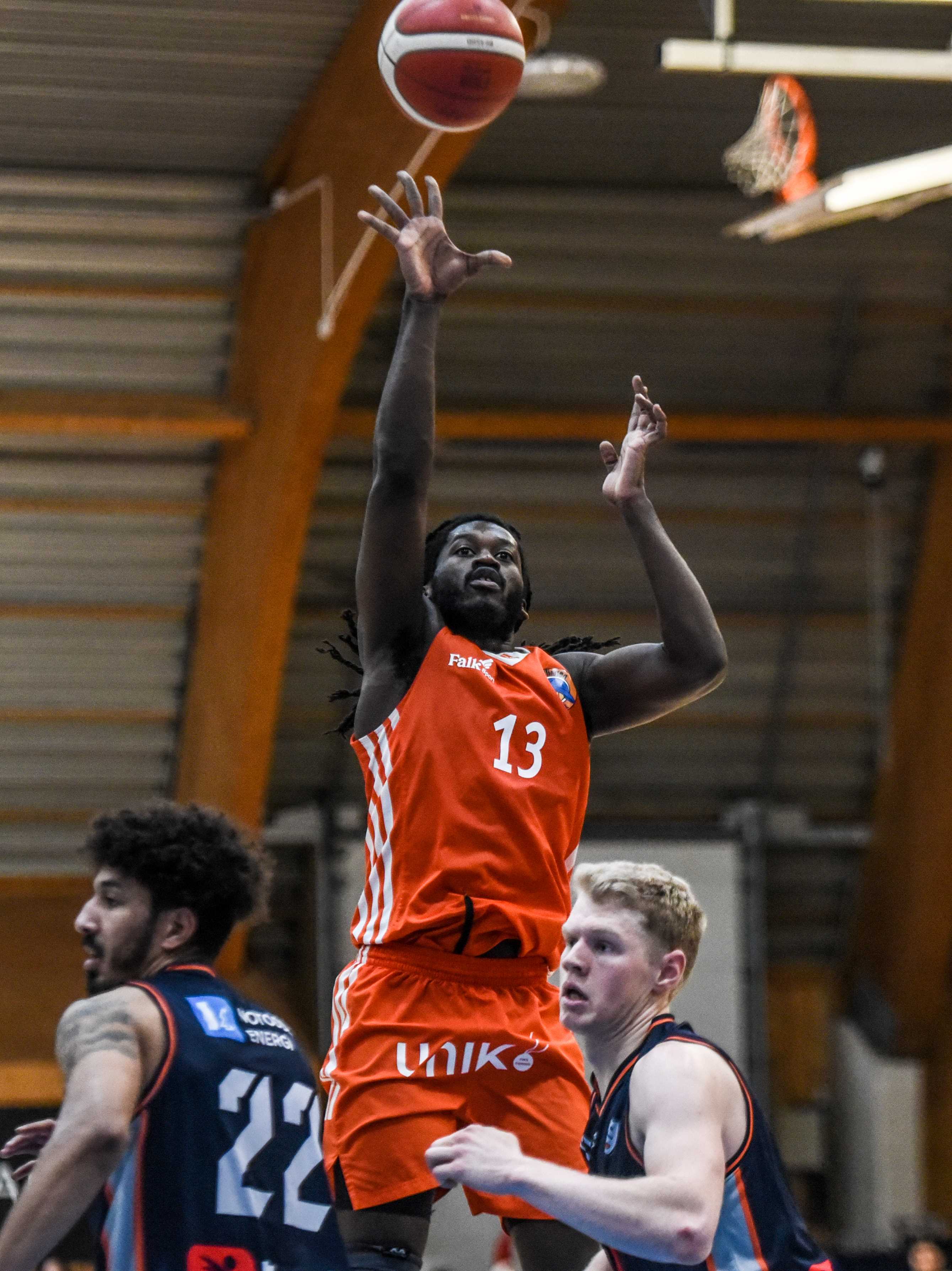 Isaac Likekele har hatt 7 triple-doubles og snitter på 20 poeng, 12 returer og 8 assists for Fyllingen i BLNO denne sesongen. Her legger den amerikanske guarden et skudd over Kongsberg Miners' Aly Hudgins og Erik Lie Viken  i Kongsberghallen i desember. Fyllingen vant kampen 105-86 etter 23 poeng, 10 returer og 9 assists fra spilleren som nå topper tre av sesongens statistikker.
FOTO: ERIK B. BERGLUND 