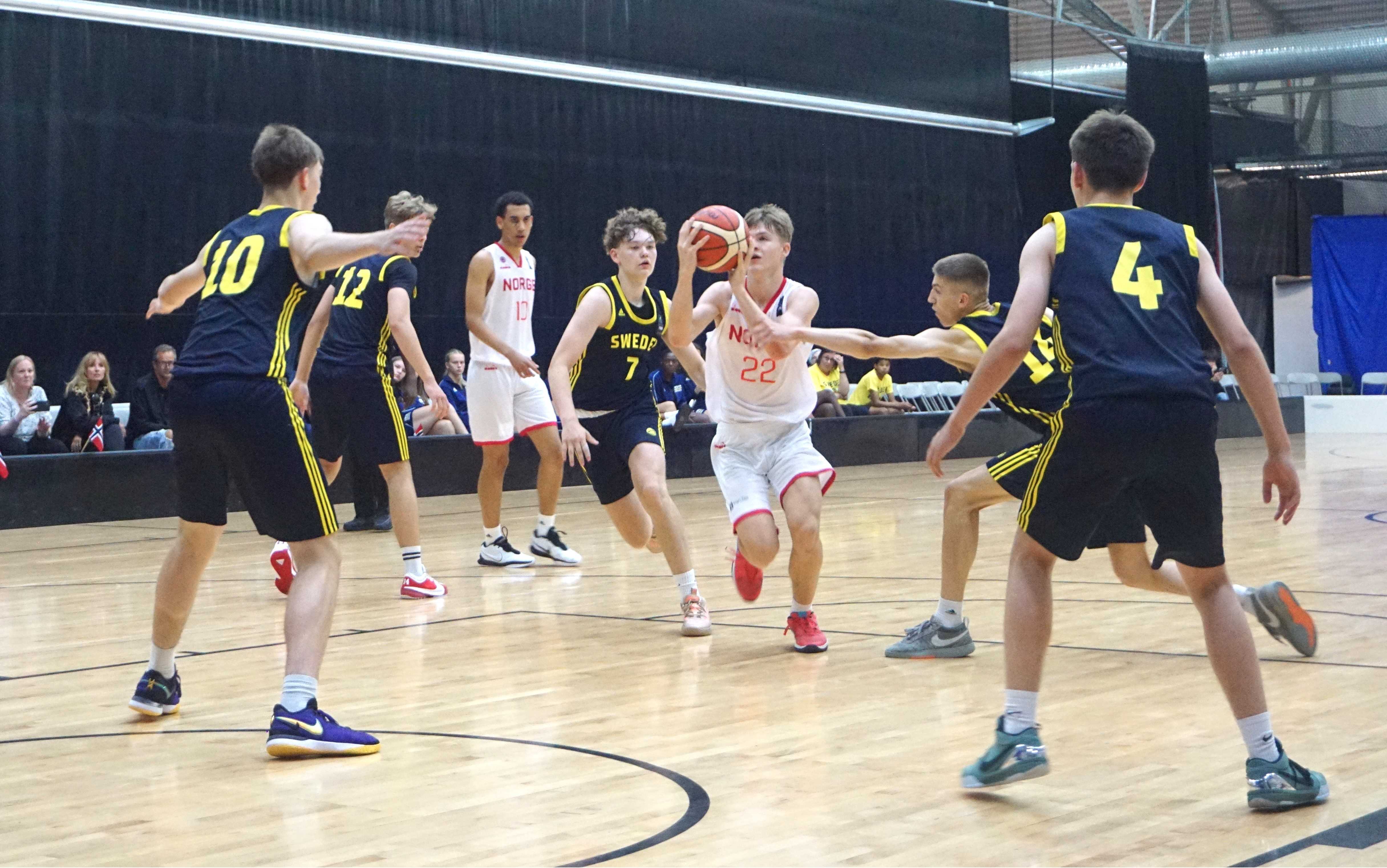 15-årige Oskar Falba angriper med alle de fem svenske spillerne rundt seg. Centrum Tigers-guarden satte 4 av 8 trepoengere og var norsk toppscorer med 23 poeng. Bak i bildet ser vi Håkon Odera Seem.
FOTO: ARILD SANDVEN 