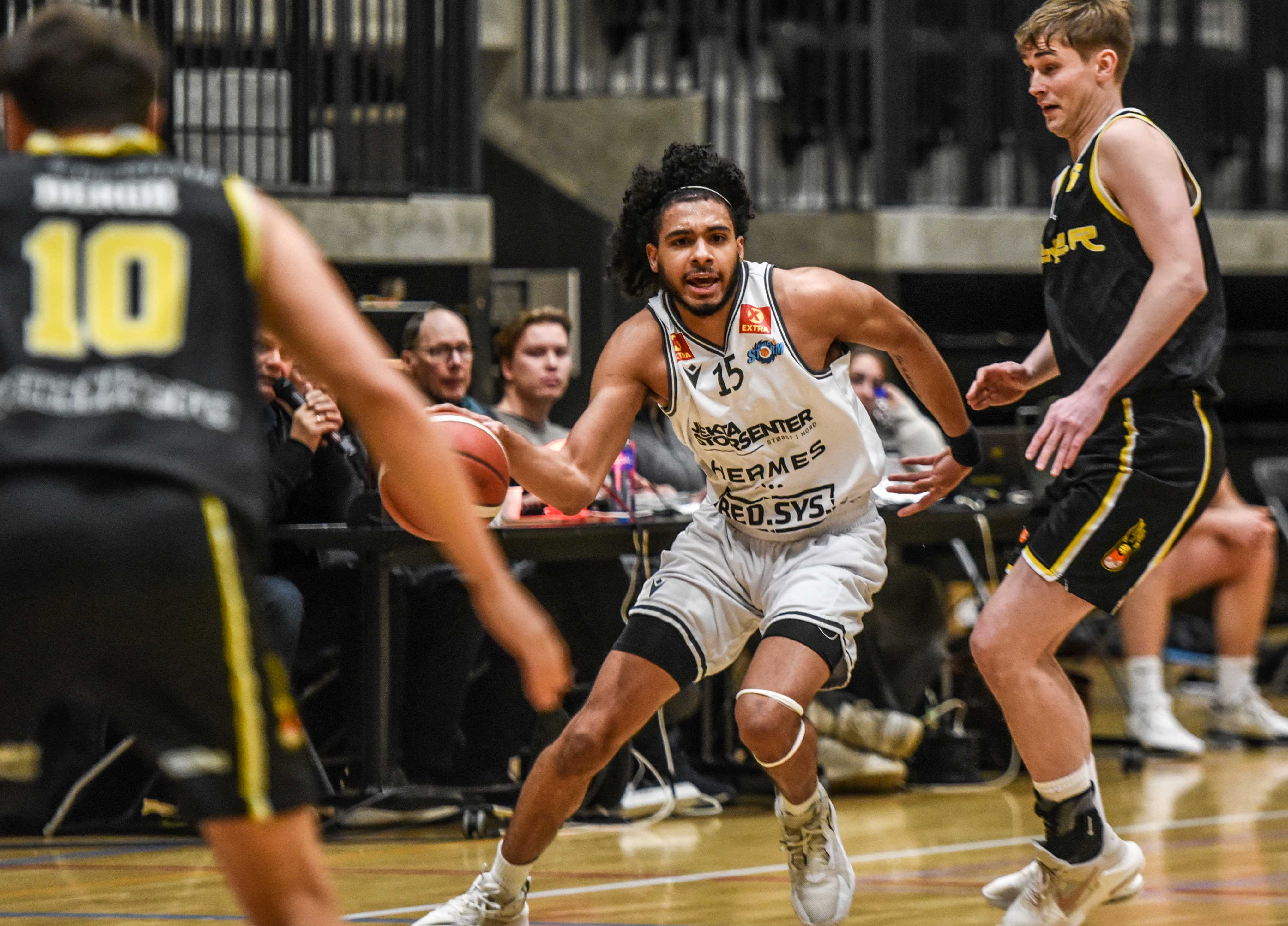 Ligaens nest-toppscorer Xavier Fuller markerte seg med 31 poeng og 8 returer og er alltid en faktor for Tromsø Storm når kampene skal avgjøres. Her i en drive mot Gaute Haugen og nummer 10, Ludvig Bergh.
FOTO: ERIK B. BERGLUND 