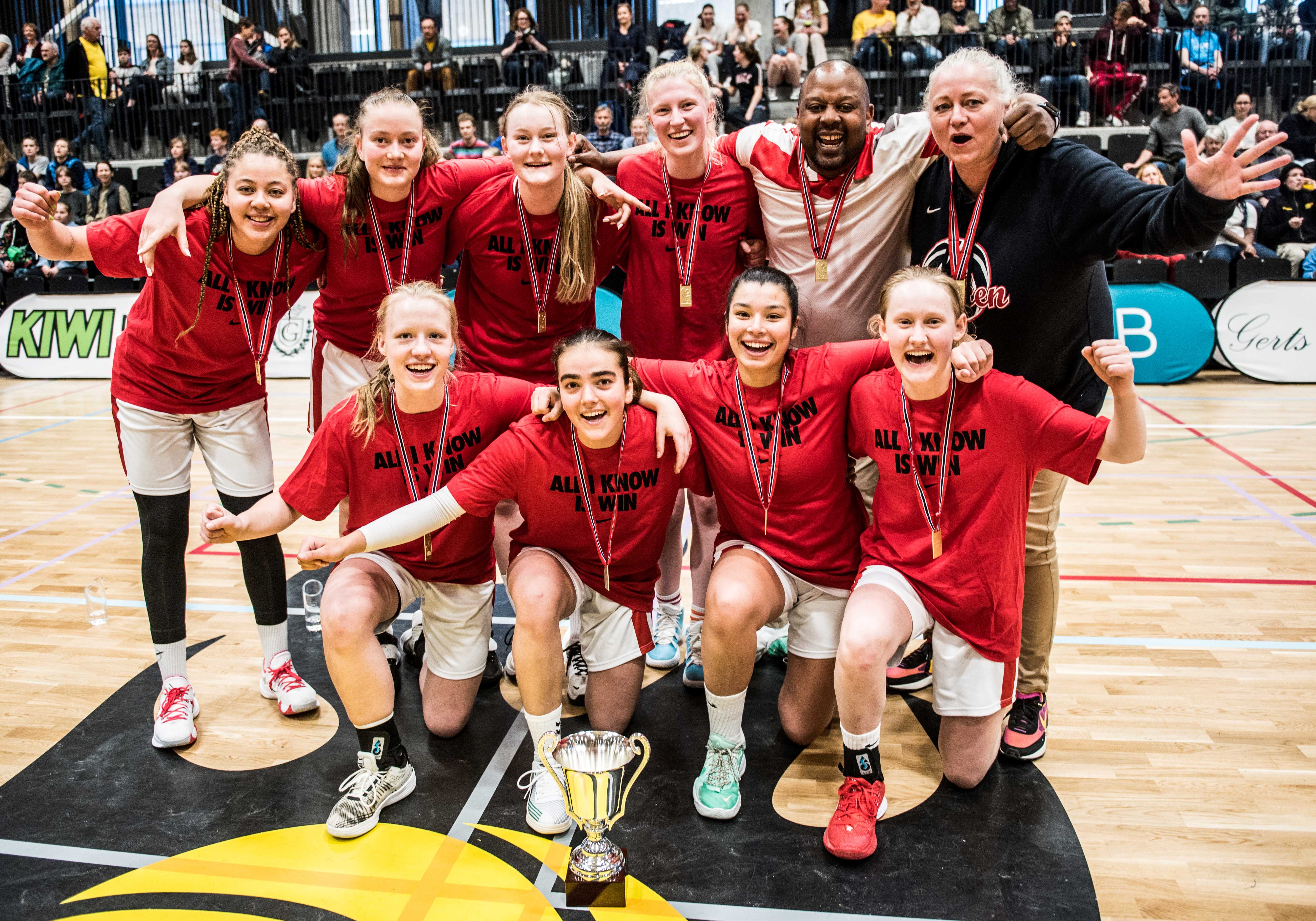 Ulriken Eagles jubler med gullmedaljer og pokal etter 130-24 over Ullern i U19-NM-finalen. Bak fra venstre står Karyn Sanford, Synne Jacobsen, Sunniva Sørbye, Hannah Neby og trenerparet DuRell og Ingvild Sanford. Foran fra venstre er Anna Linnea Hovig Wikstrøm, Fatima Mohammad, Celine Klett og Aurora Sørbye.

FOTO: ERIK BERGLUND 