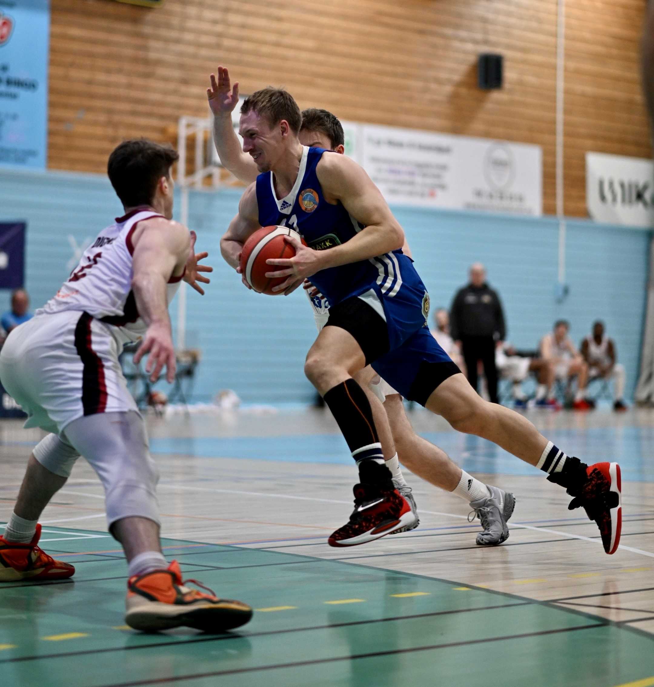 Nikolas Skouen la 8 av 14 trepoengere og ble toppscorer da Fyllingen sikret tredjeplassen i BLNO med 89-84 over Centrum Tigers. Her er Skouen i en drive mot Pat Dickert (til venstre) og Øyvind Torsetnes (delvis skjult).
FOTO: KJELL EIRIK HENANGER 