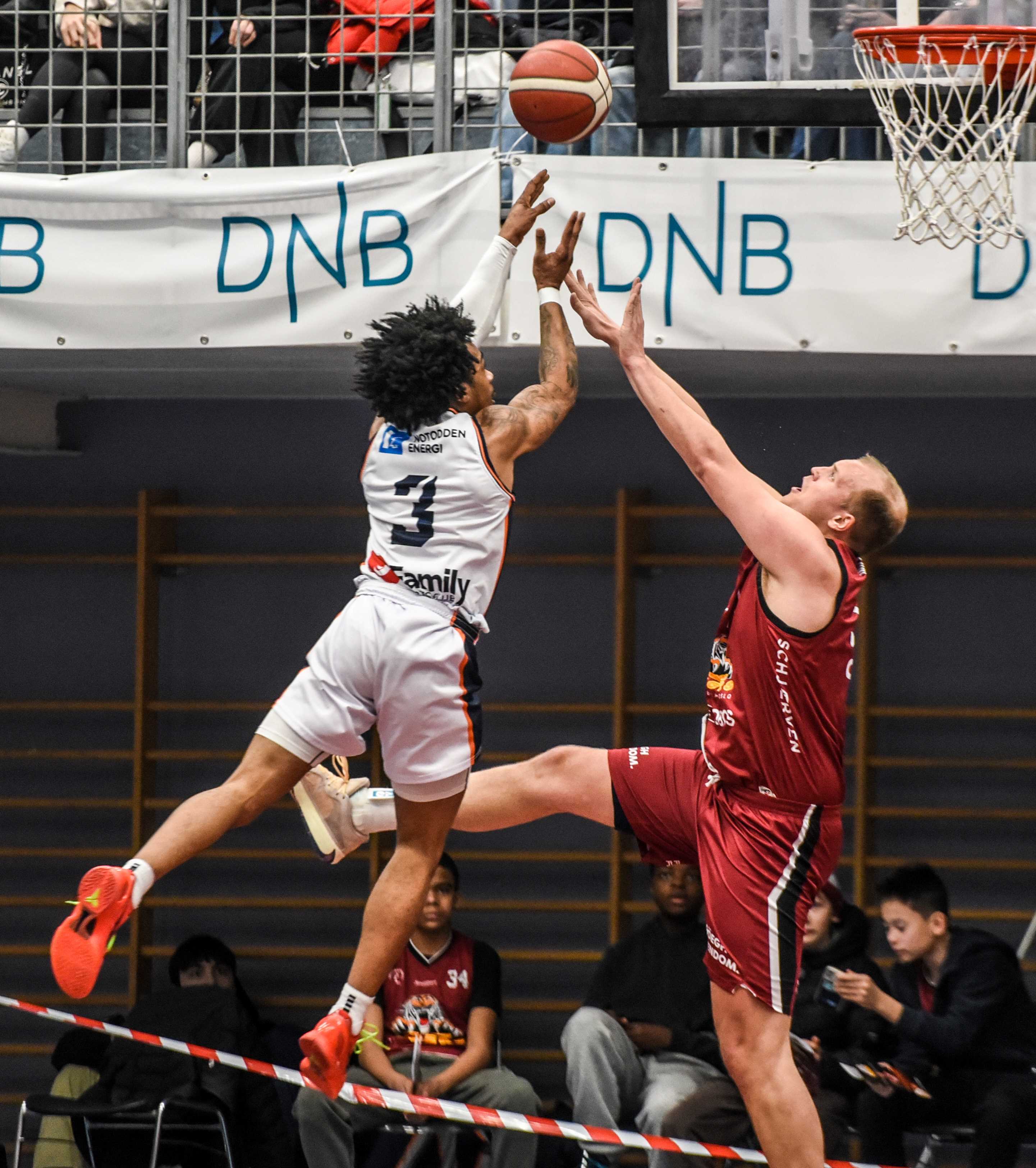 AJ Harris bidro med fart, spektakulære driver og med 7 poeng, 8 assists og 3 steals på sine 27 minutter - før han måtte ut med en liten overtråkk i sluttminuttene. Her er Kongsbergs amerikanske pointguard i en luftig avslutning mot Centrum-kaptein Johannes Dolven.
FOTO: ERIK B. BERGLUND 