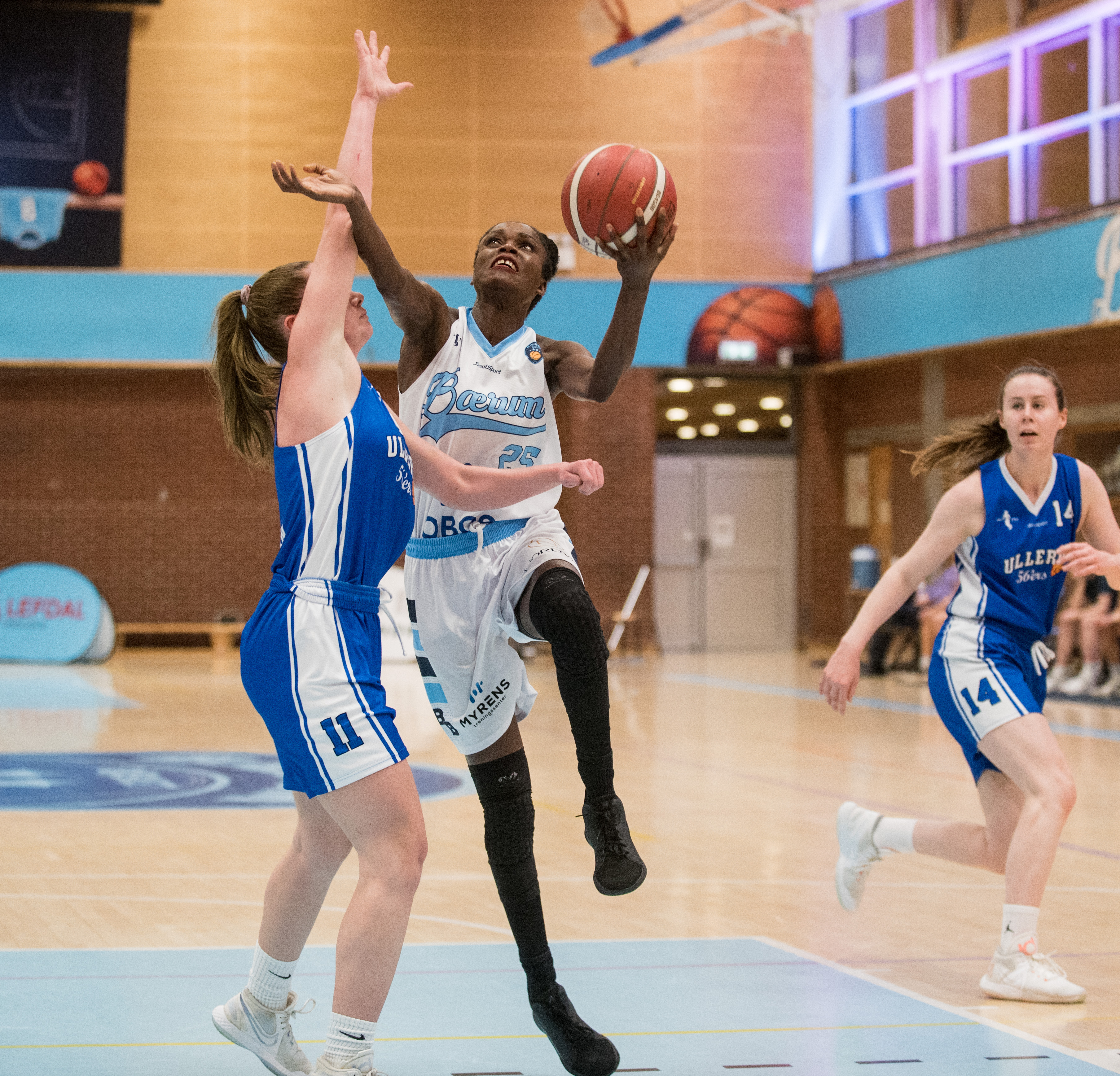 Émilie Gomis viste eleganse, teknikk og blikk og sto for 13 poeng på sine 19 første minutter for Bærum Basket. Her legger 37-åringen en venstrehånds layup over Selma Freng Sørensen. Til høyre i bildet er Olivia Priestley.
FOTO: ERIK BERGLUND   