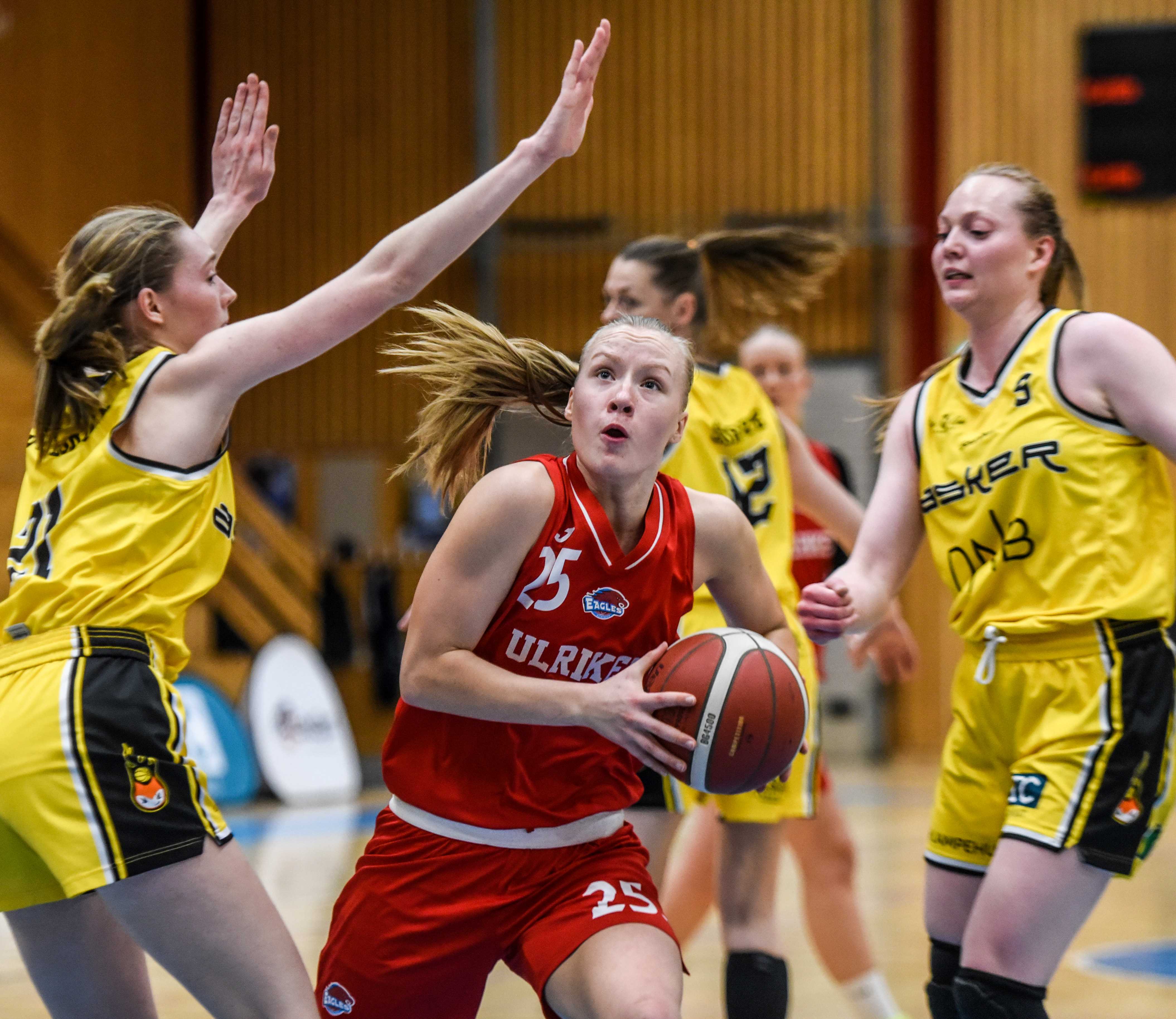 Anna Hovig Wikstrøm var i storslag og endte med 21 poeng, 5 returer, 4 assists og 3 steals da Ulriken utklasset Asker 72-43. Her er 17-åringen i en drive mellom Alva Julsrud og Siri Granheim.
FOTO: ERIK B. BERGLUND 