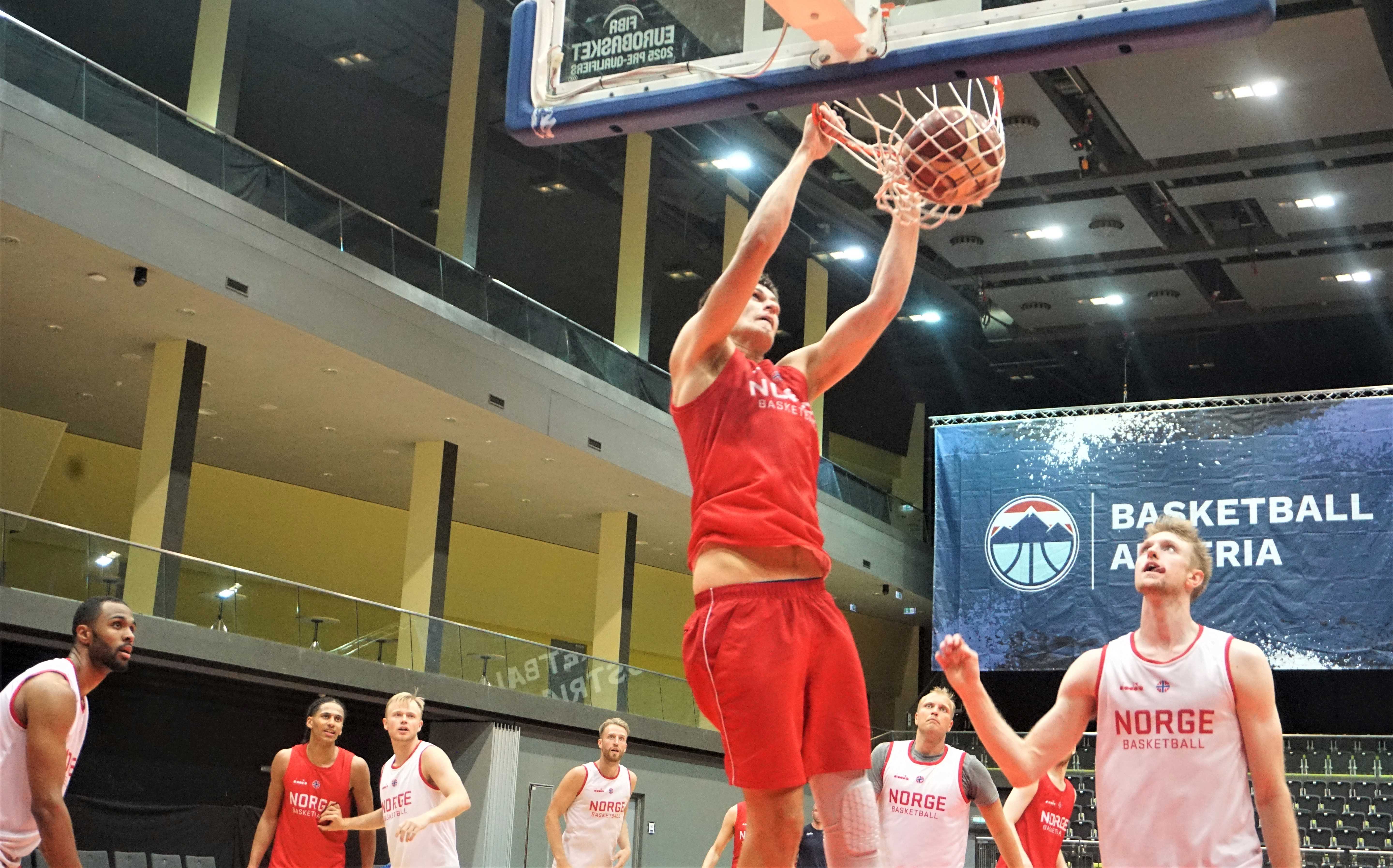 Erik Borg klinker til med en dunk på trening i Multiversum-hallen der onsdagens EM-kamp spilles. De øvrige spillerne i bildet er fra venstre Chris-Ebou Ndow, Lars Fredrik Espe, Harald Eika Frey, Mikkel Kolstad, Johannes Dolven og Kristian Sjølund.
FOTO: ARILD SANDVEN 