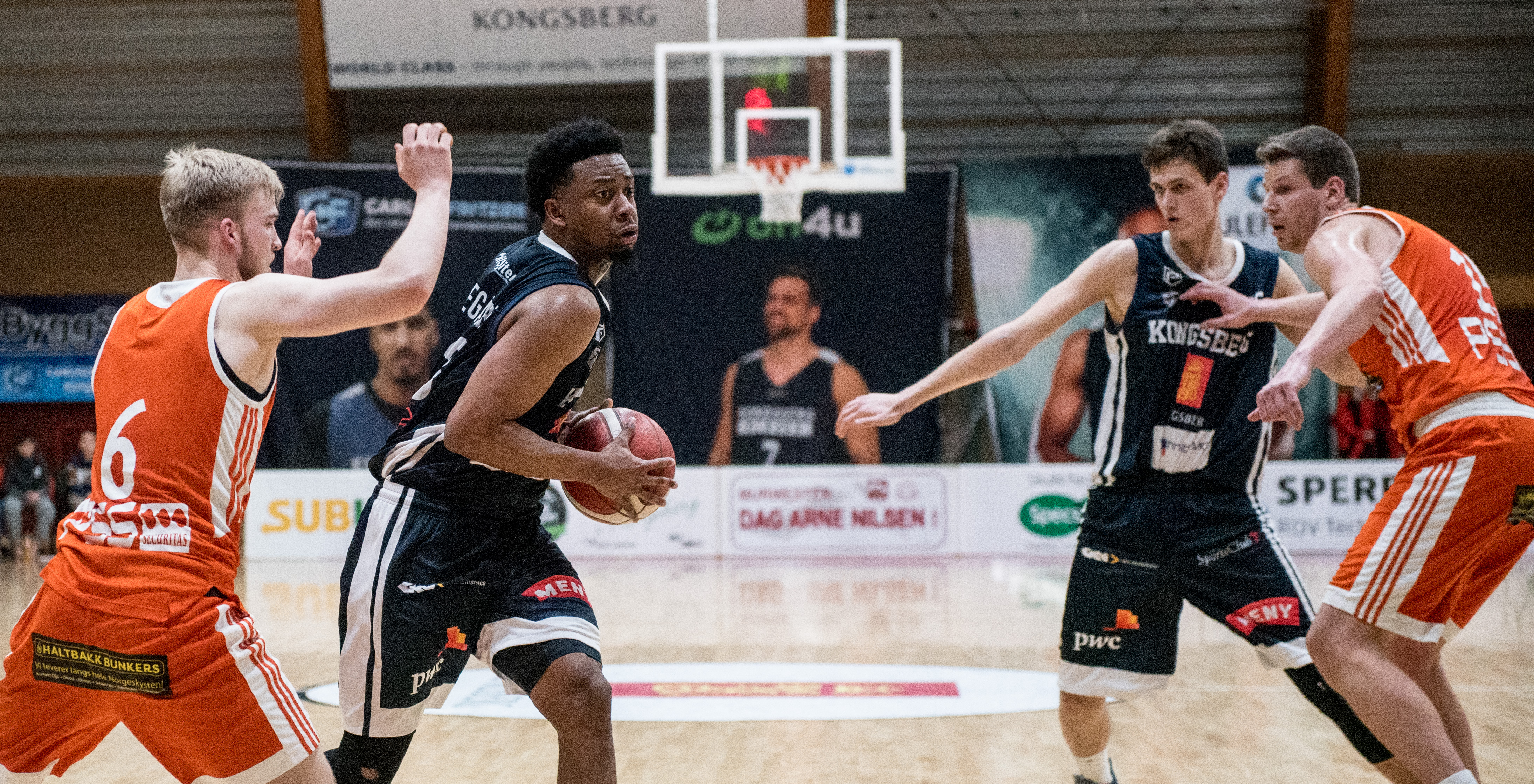 Robert Hubbs noterte seg for 17 poeng og 5 assists på 21 minutter i sitt comeback i BLNO og for Kongsberg Miners. Her i en drive mot Fyllingens 16-årige guard Edvard Aamodt Kristiansen, mens Vilius Sumskis til høyre forsøker å holde Erik Borg unna. FOTO: ERIK BERGLUND