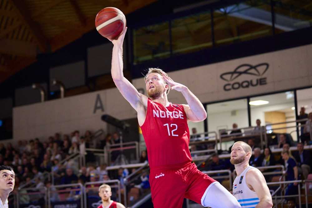 Mikkel Kolstad var sentral med 10 poeng, 4 returer og 3 assists da Norge slo Luxembourg 72-58 på bortebane i februar i fjor. Nå er 29-åringen tilbake i landslagstroppen.
FOTO: FIBA.COM 