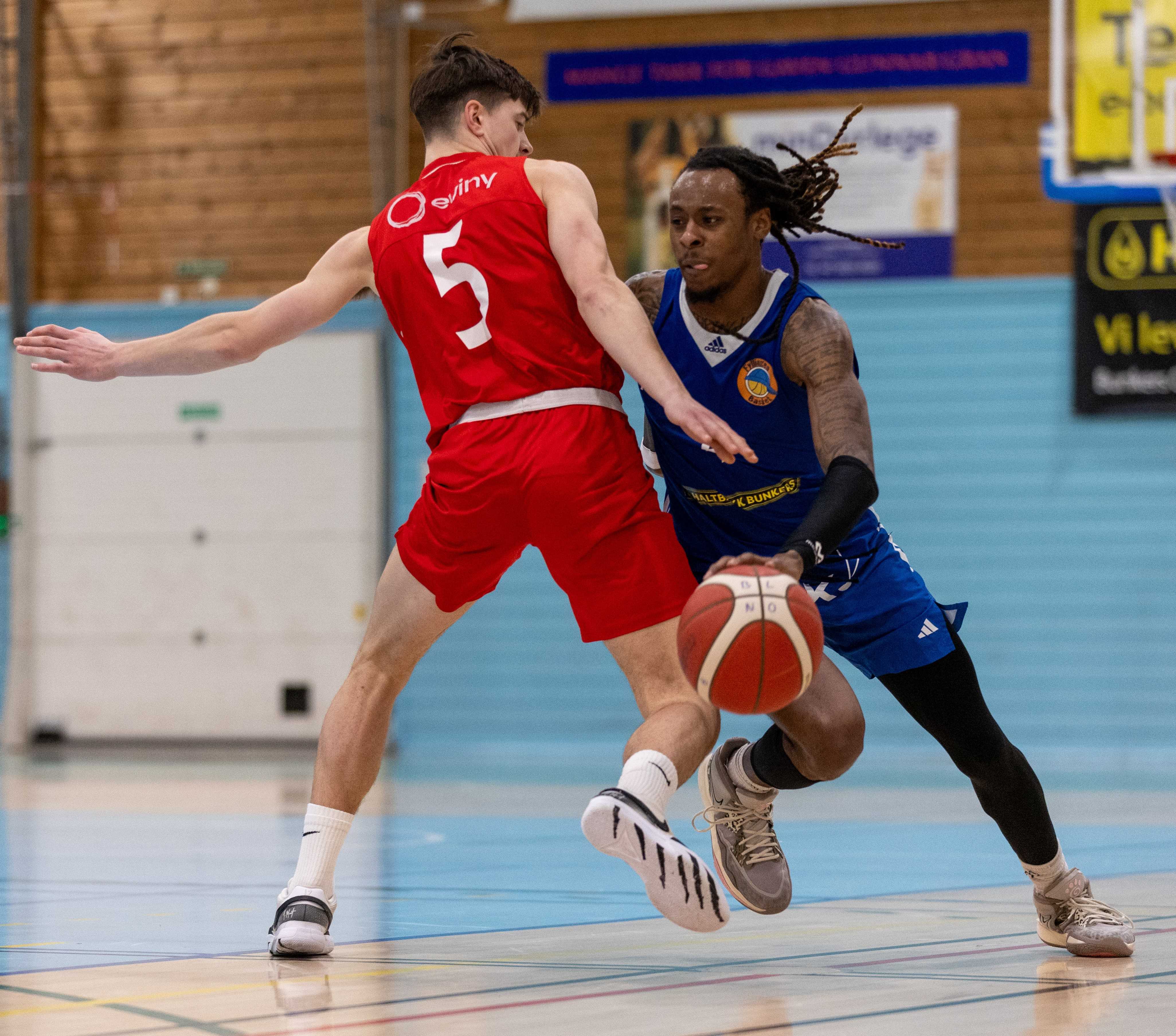 Terrell Brown var toppscorer med 32 poeng da Fyllingen slo Gimle 100-68 i den andre NM-semifinalen og utlignet til 1-1 i best av fem-serien. Bildet er lagenes første møte i Fyllingsdalshallen tirsdag.
FOTO: BRAGE TITLESTAD 