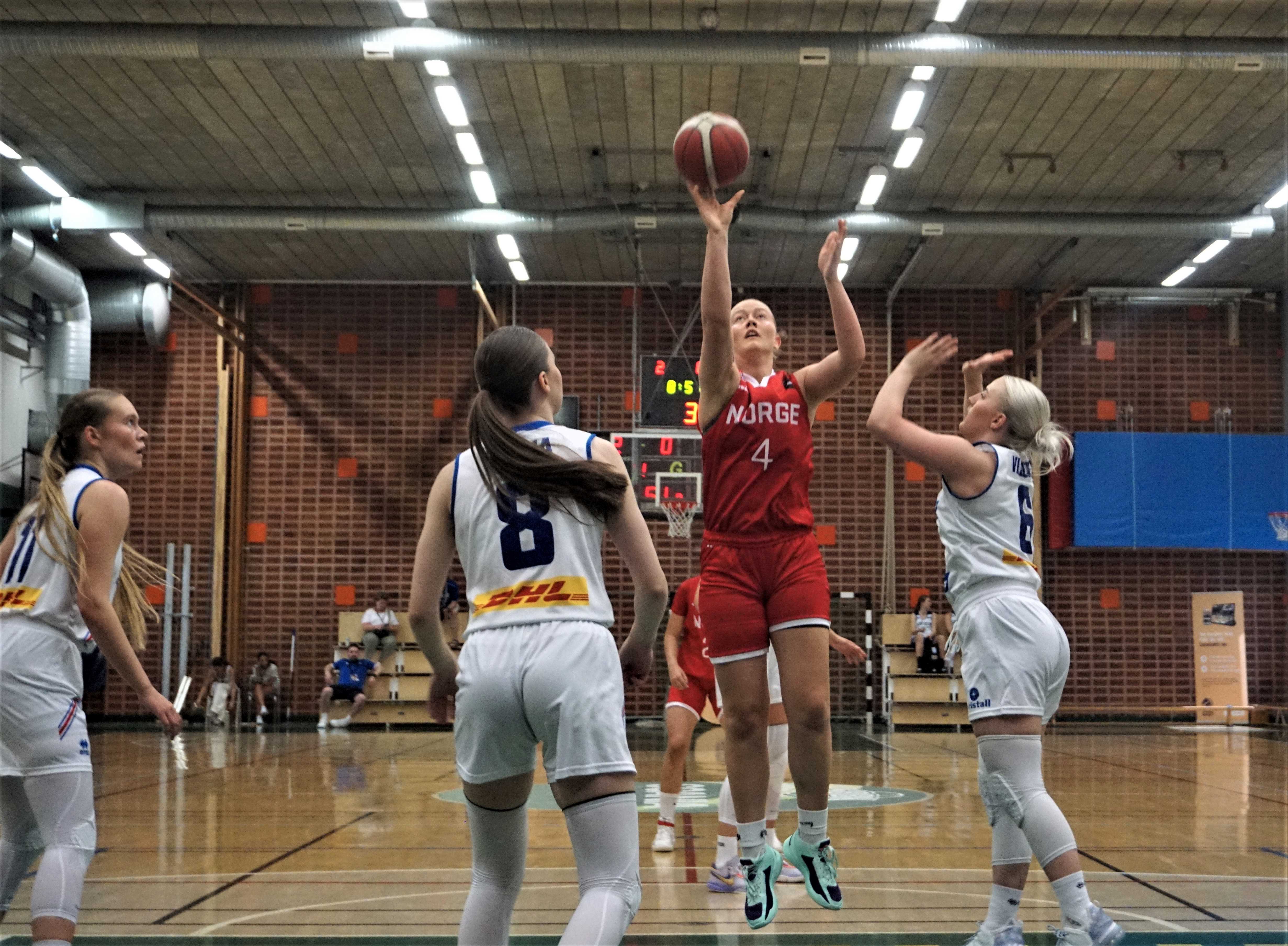 Synne Jacobsen satte Norges 7 første poeng i kampen og våknet til liv igjen i fjerdeperioden da laget hentet inn Islands 8-poengsledelse, med blant annet utligningen til 71-71. Her legger Ulriken-forwarden et pent hoppskudd.
FOTO: ARILD SANDVEN 