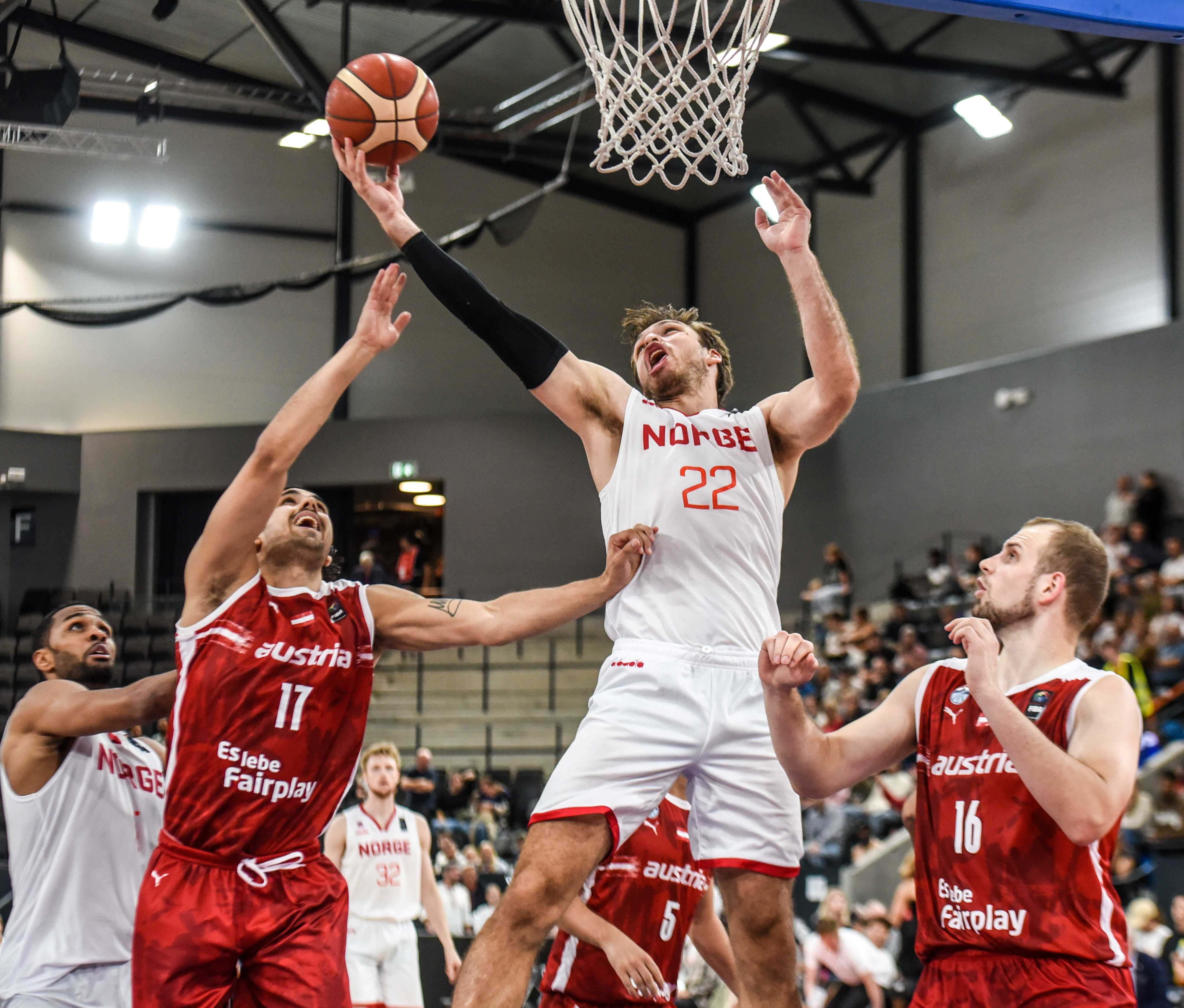 Sjur Dyb Berg var enorm i forsvar og hadde 7 poeng og 9 returer da Østerrike ble slått 84-74. Her er det Erol Ersek (nr 17) og Renato Poljak som kommer til kort mot Bærum-forwarden. Til venstre er Chris-Ebou Ndow.
FOTO: ERIK BERGLUND 