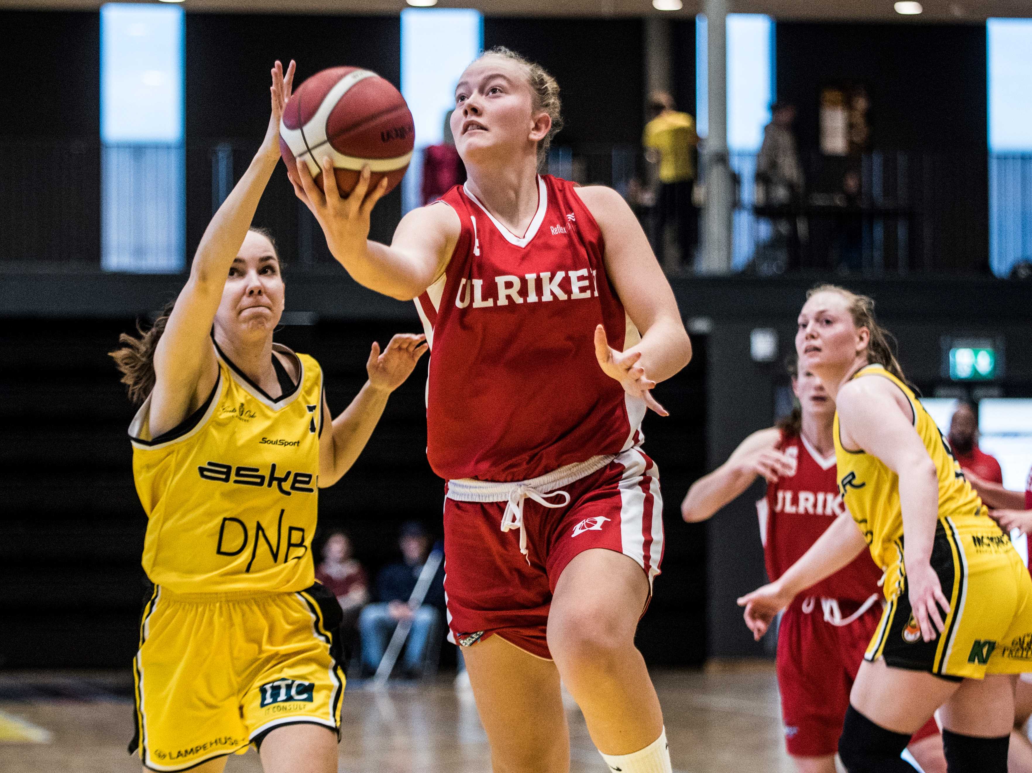 Synne Jacobsen har kommet seg fri fra Kristine Nyegaarden (til venstre) og legger to poeng for Ulriken Eagles. Til høyre i bildet er Asker Aliens-kaptein Siri Granheim.
FOTO: ERIK BERGLUND 