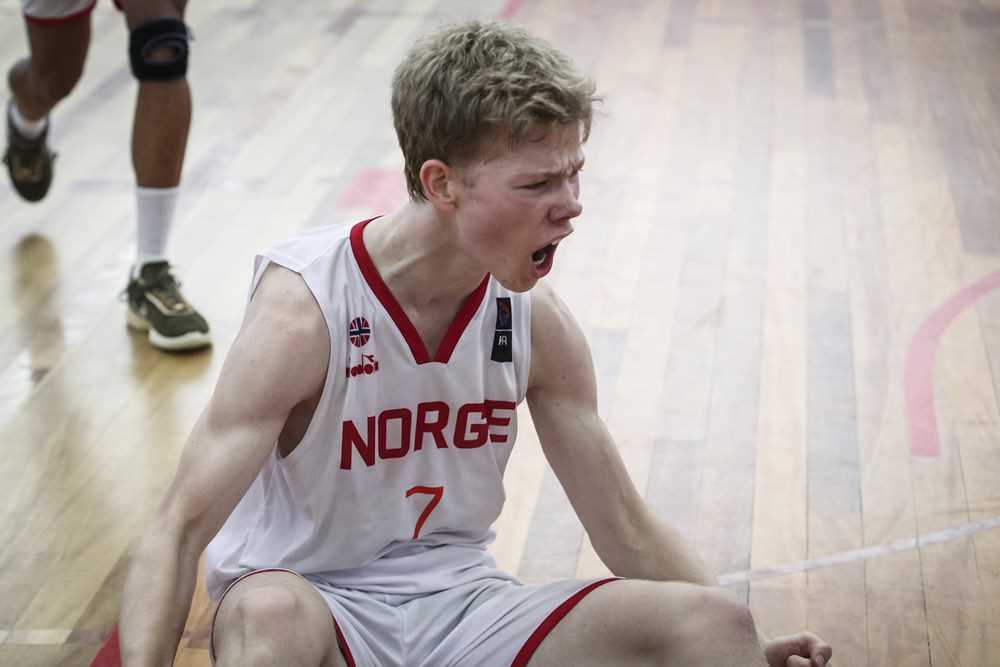 Så godt var det for Sivert Wærstad Nordheim å sette inn treeren som ga Norge 72-69 i siste sekund av EM-kampen mot Sveits. Centrum Tigers-guarden var også spilleren som utlignet til 69-69 på en 2+1-situasjon. 
FOTO: FIBA.COM 