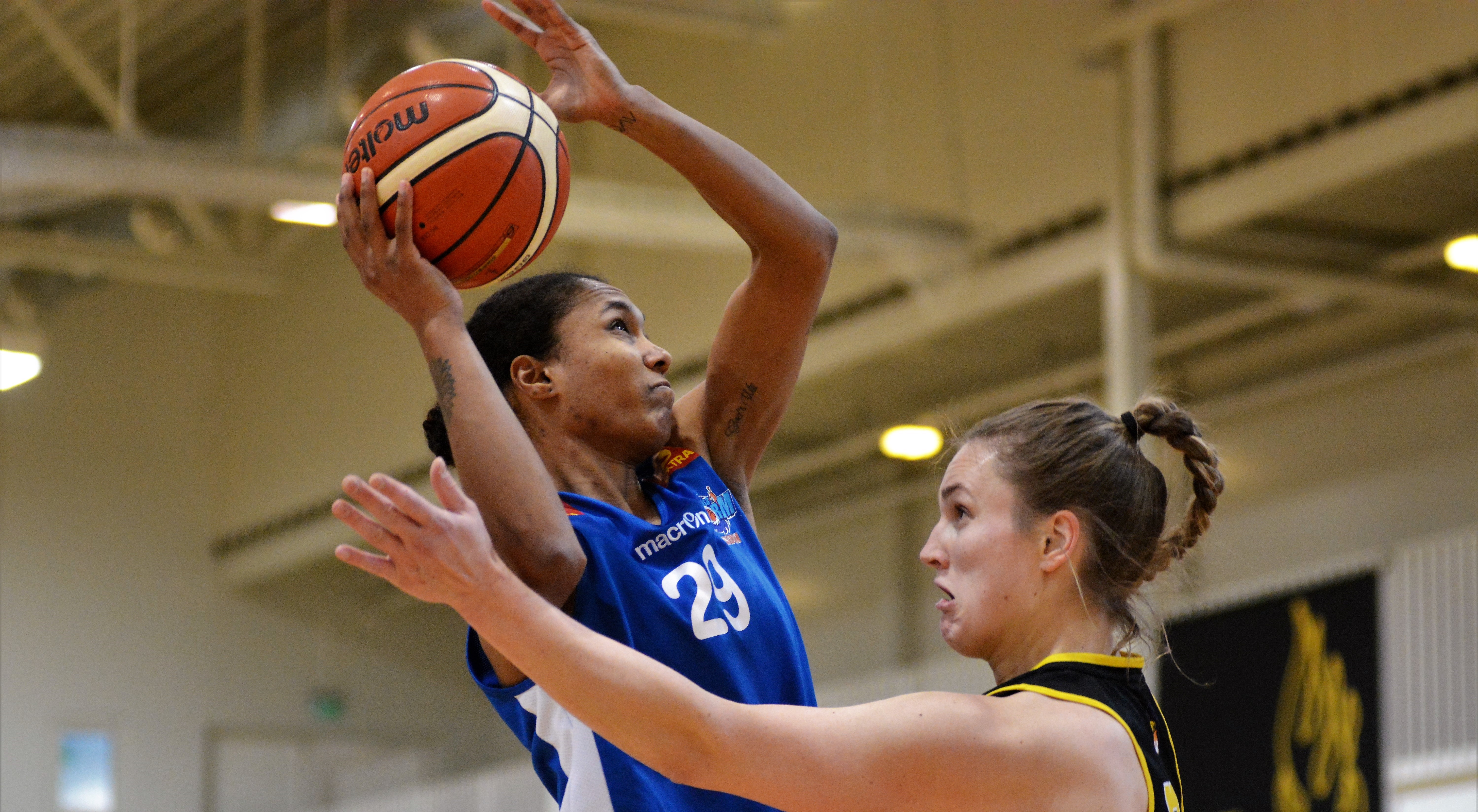 Kyasia Duling ruvet i BLNO-sesongen 2019/20, ble toppscorer med 19,8 poeng per kamp og beste rebounder med 14,7 returer i gjennomsnitt. Her får Tromsø-centeren skutt over Asker-kaptein Ingrid Selvik. FOTO: MARIANNE MAJA STENERUD