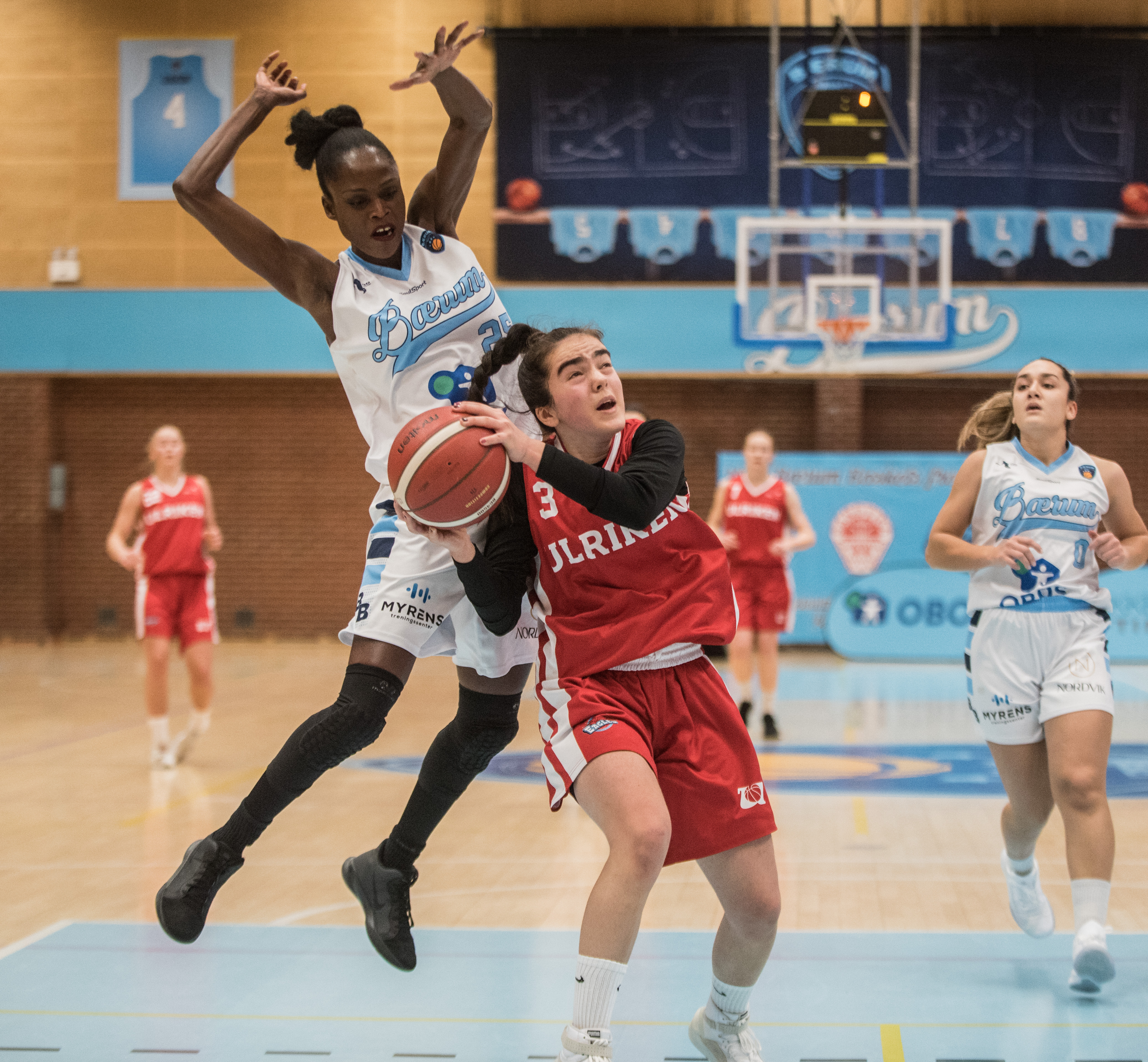 Ulriken Eagles og Fatima Mohammad holdt unna for Bærum og Émilie Gomis i toppkampen i Nadderudhallen 13. desember (95-78) og har vunnet alle sine 11 seriekamper. Det betyr at Ulriken er sikret seriegullet før lagets tre siste seriekamper i mars. Ulriken og Bærum skal etter planen møtes igjen i Landåshallen søndag 14. mars, mens NM-sluttspillet arrangeres i Nadderudhallen 9. til 11. april.
FOTO: ERIK BERGLUND 