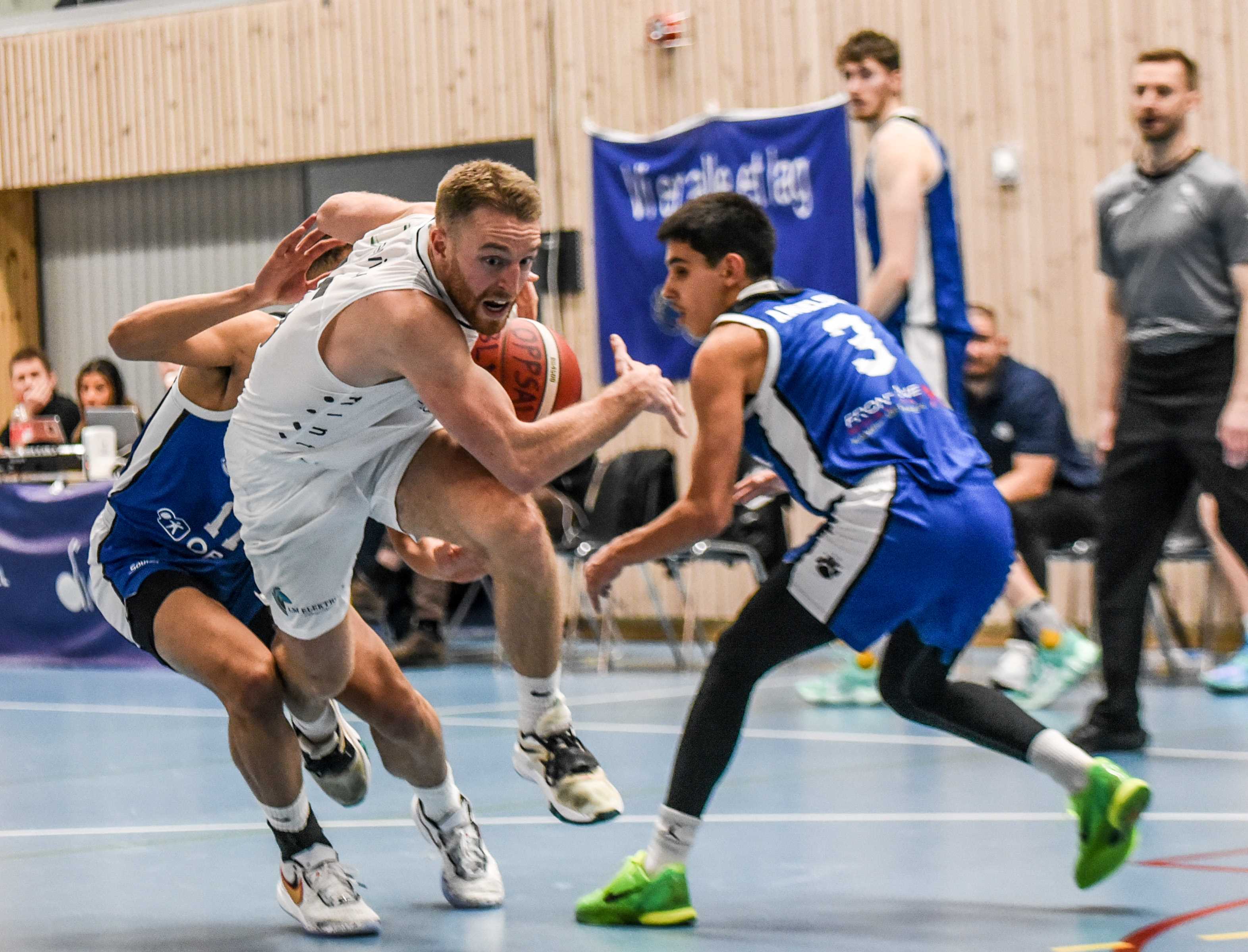 Mikkel Kolstad la sine tre første 3-poengere og endte med 16 poeng og 8 assists for Gimle. Her har landslagsguarden fått med seg ballen og er på vei forbi Isac Ashraf Angelsen (til høyre) og Etienne Nasser Aspevik. 
FOTO: ERIK BERGLUND 