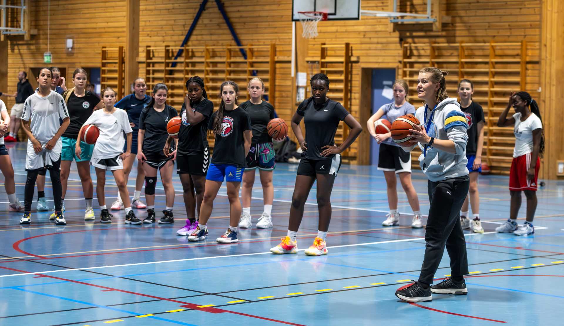 Karina Prestegård var trener for U15-jentene under samlingen i Region Vest i Sandslihallen lørdag og søndag.
FOTO: ASTRID HAGLAND GJERDE 