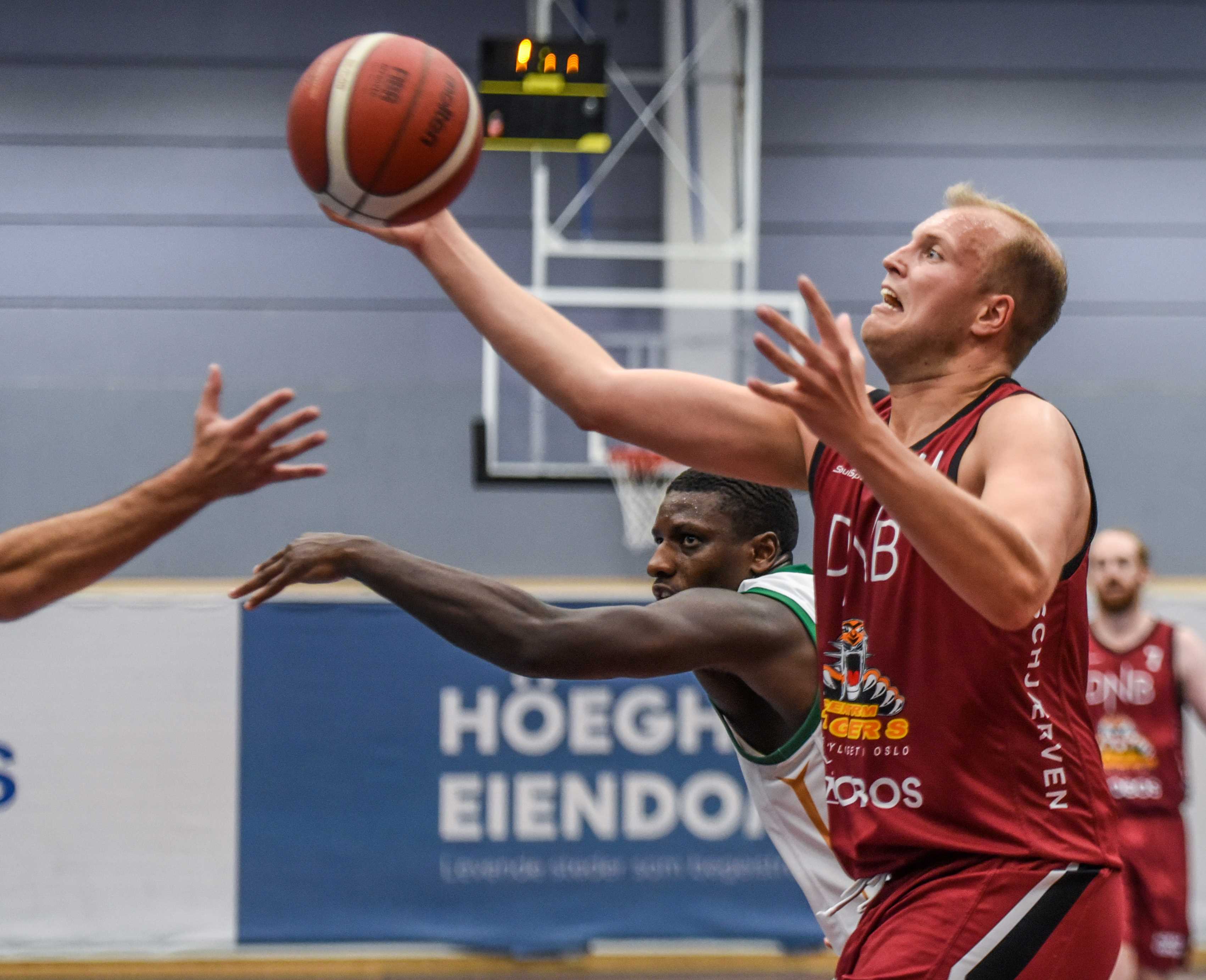 Johannes Dolven og Centrum Tigers rykket tilbake på tredjeplass på BLNO-tabellen etter en sterk seier i Tromsø (77-72), der lagkaptein Dolven hadde 9 poeng og 19 returer. Her er han i aksjon mot Ammerud og Mustapha Dibba tidligere i sesongen.
FOTO: ERIK B. BERGLUND 