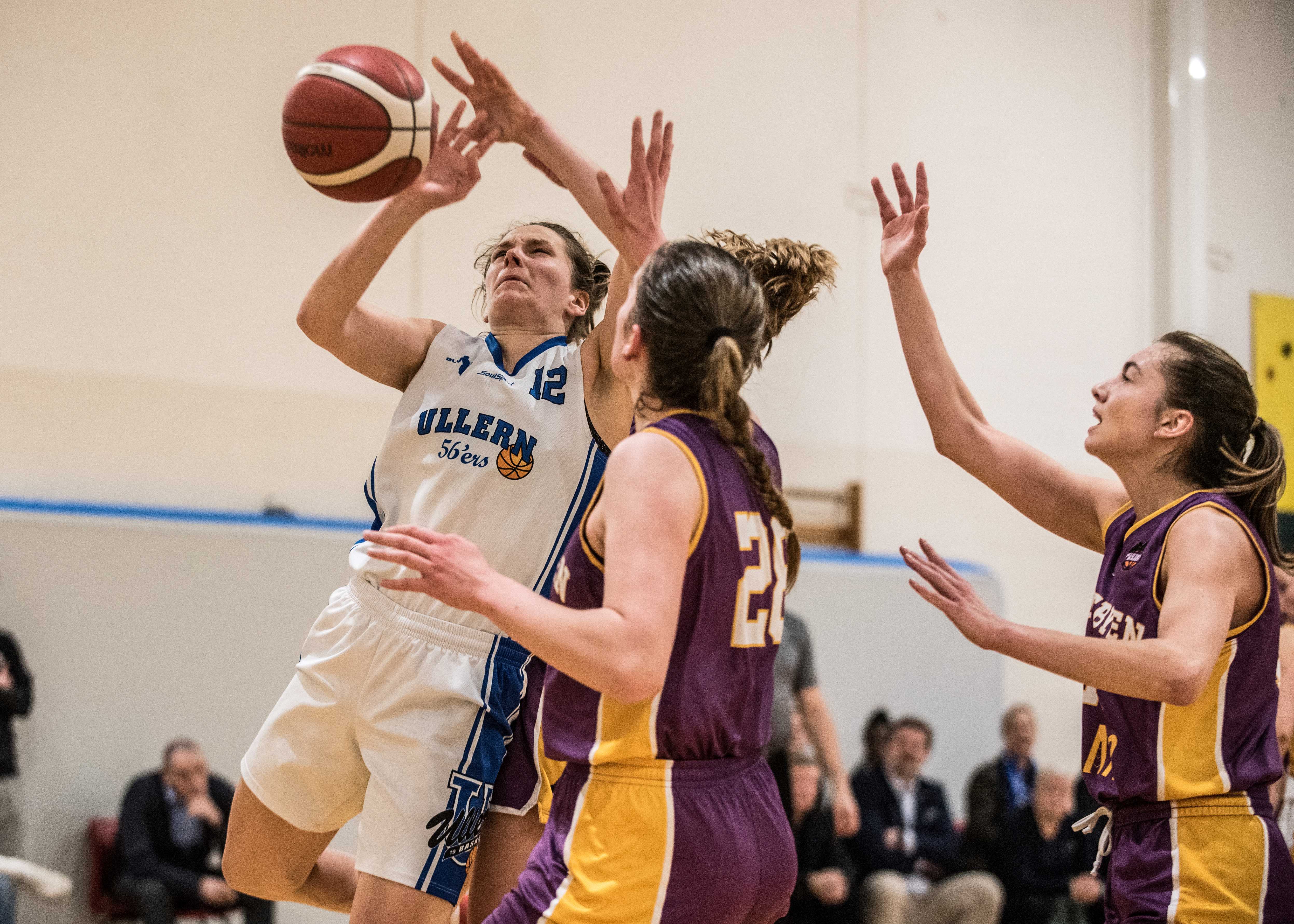 Tori Solberg Halvorsen går mot kurven, men feiles i skuddøyeblikket. Ullern-kapteinen var kampens toppscorer med 21 poeng og viktig da Oslo-laget hentet inn Midtbyens 9-poengsledelse og vant 64-57. Midtbyen-spillerne nærmest kamera er Kari Kyrkjebø og Ingeborg Nævdal Gundersen.
FOTO: ERIK BERGLUND 