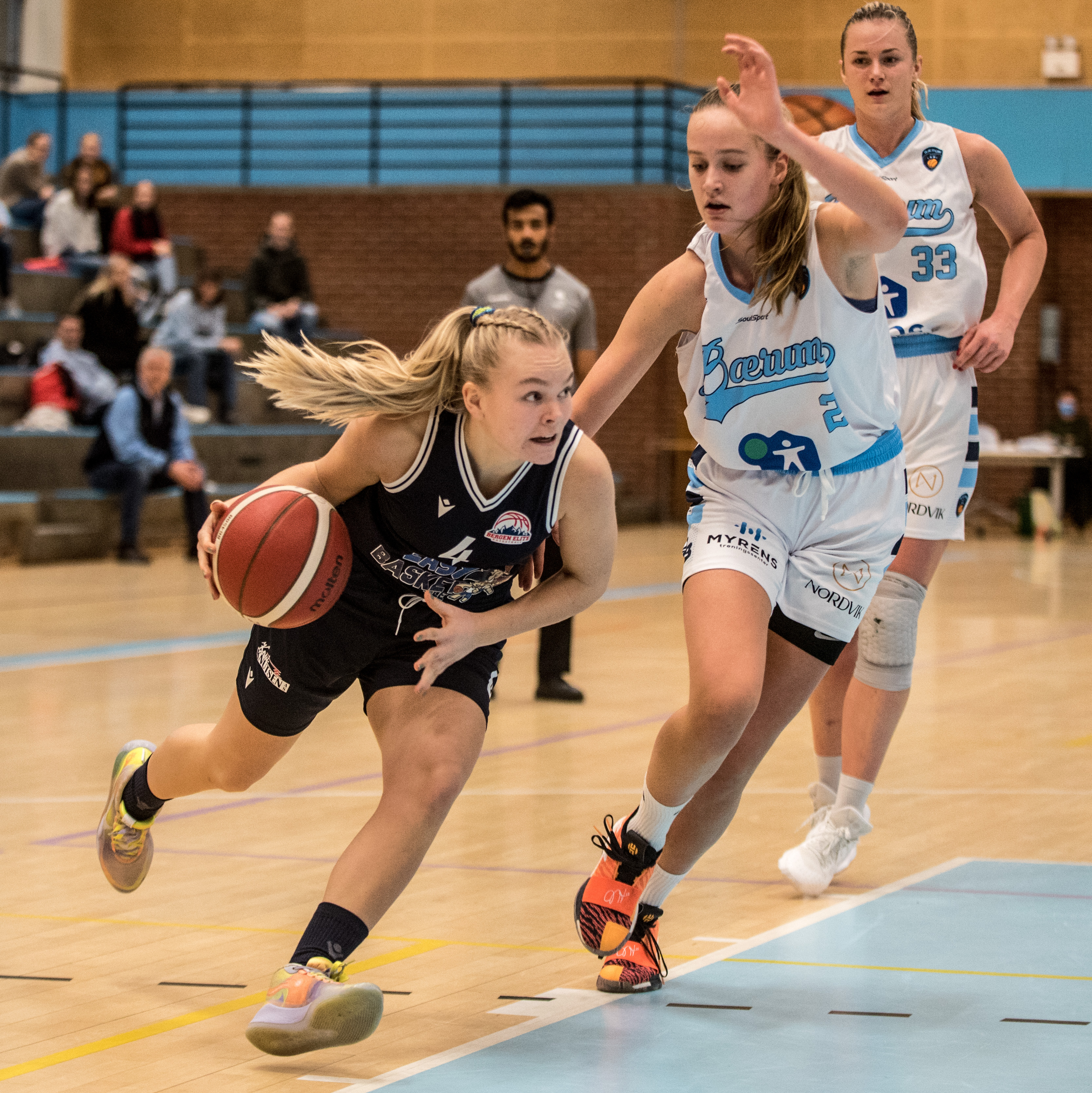 Frida Drivenes slapp til i seks av åtte ligakamper for Bergen Elite forrige sesong, med 11 minutter i snitt per kamp. Nå får 18-åringen som har bakgrunn fra U16-landslaget startplass som pointguard i den nye sesongen. På bildet driver hun mot Eirin Vreim Holm, bak ser vi Julie McCarthy.
FOTO: ERIK BERGLUND 
