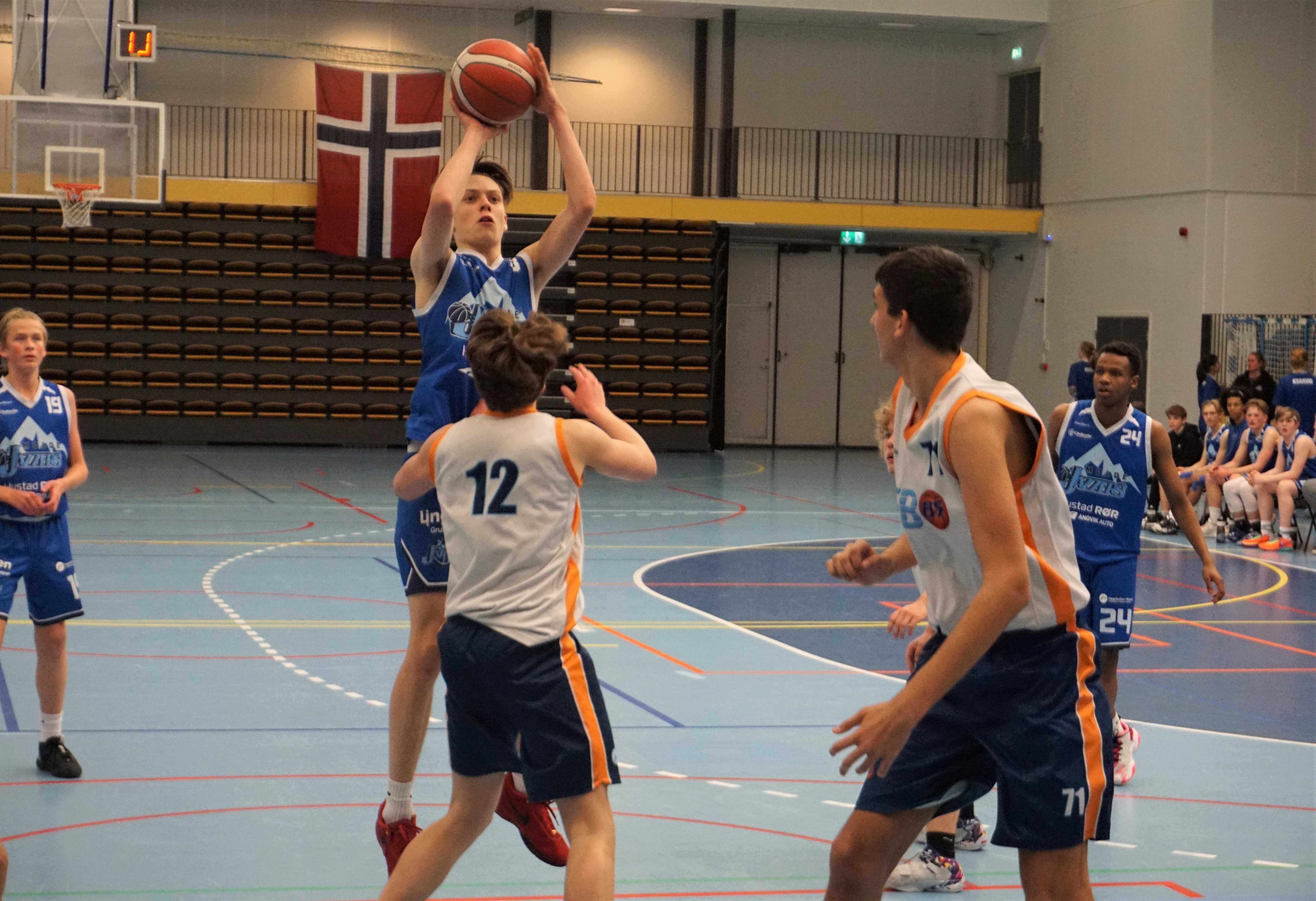 Are Magnus Skorgen og Molde Baskets sterke 07-lag tok en sterk femteplass i U16-NM i vår. Til helgen har Molde sitt første arrangement i forbundsregi, med Region Midt-kvalifiseringen for U16-NM og en ny årgang spillere.
FOTO: ARILD SANDVEN  