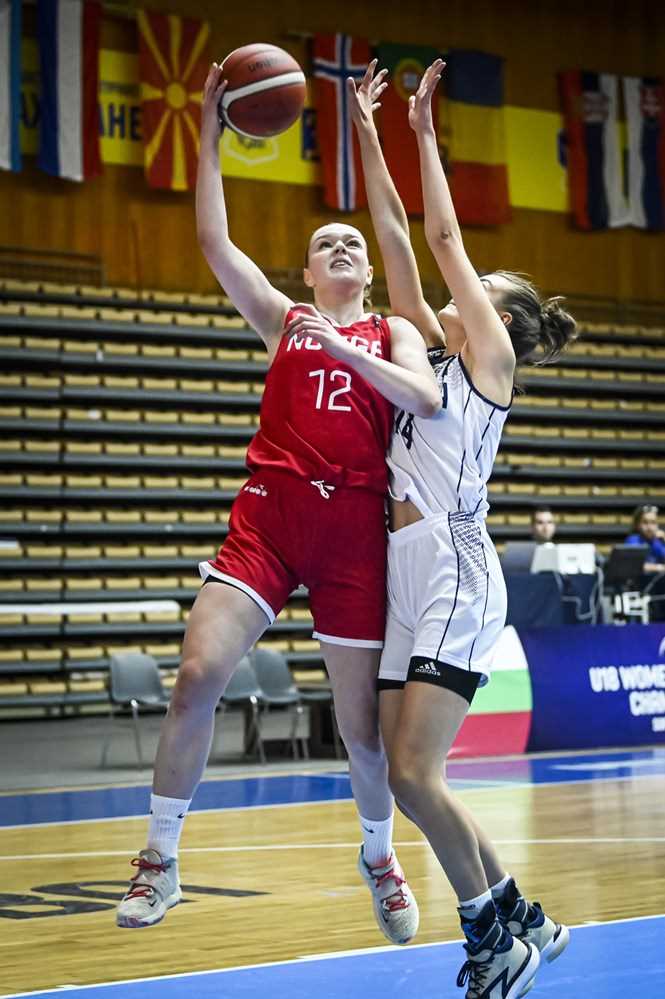Ingeborg Nitter Gruber endte med 7 poeng da Norge tapte 68-82 for Slovakia i B-EM mandag. Her er Tromsø-forwarden i en layup mot slovakenes nummer 14, Tamara Podhradska.
FOTO: FIBA.COM 