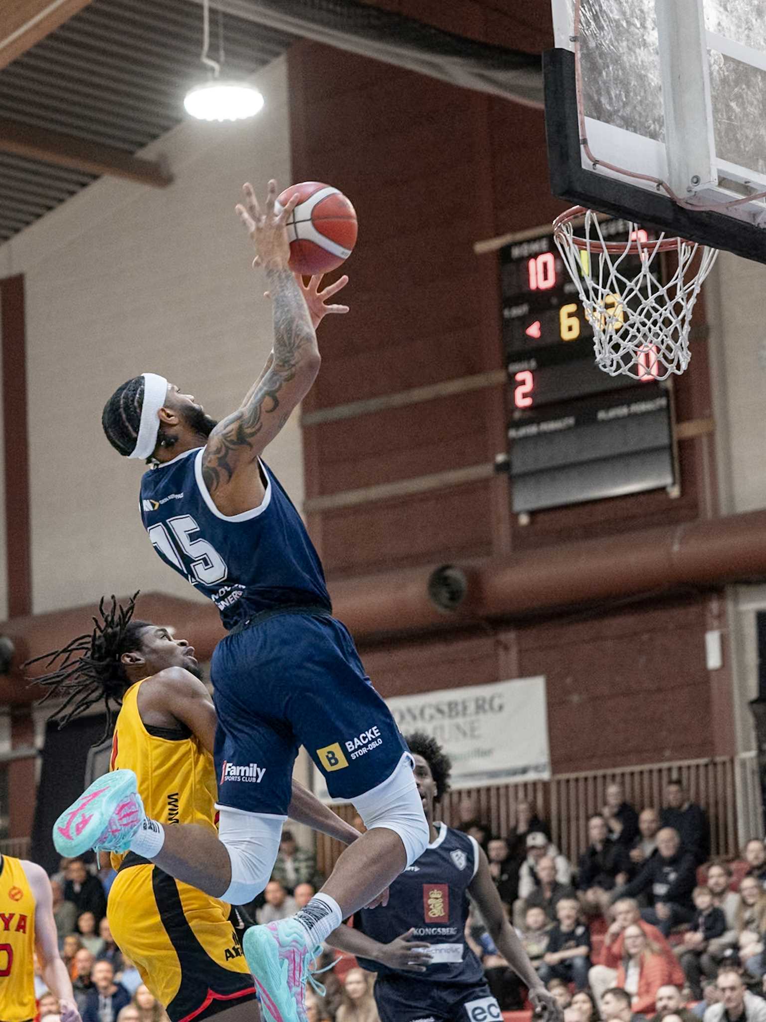 CJ Rollins hadde 16 poeng, 8 returer, 5 steals og 4 assists da Kongsberg Miners slo Frøya 72-58. Her med Keith Germain i forsvar for Frøya. Kongsberg starter sluttspillet med hjemmekamp mot Ammerud onsdag.
FOTO: ESPEN SANDENGEN 
