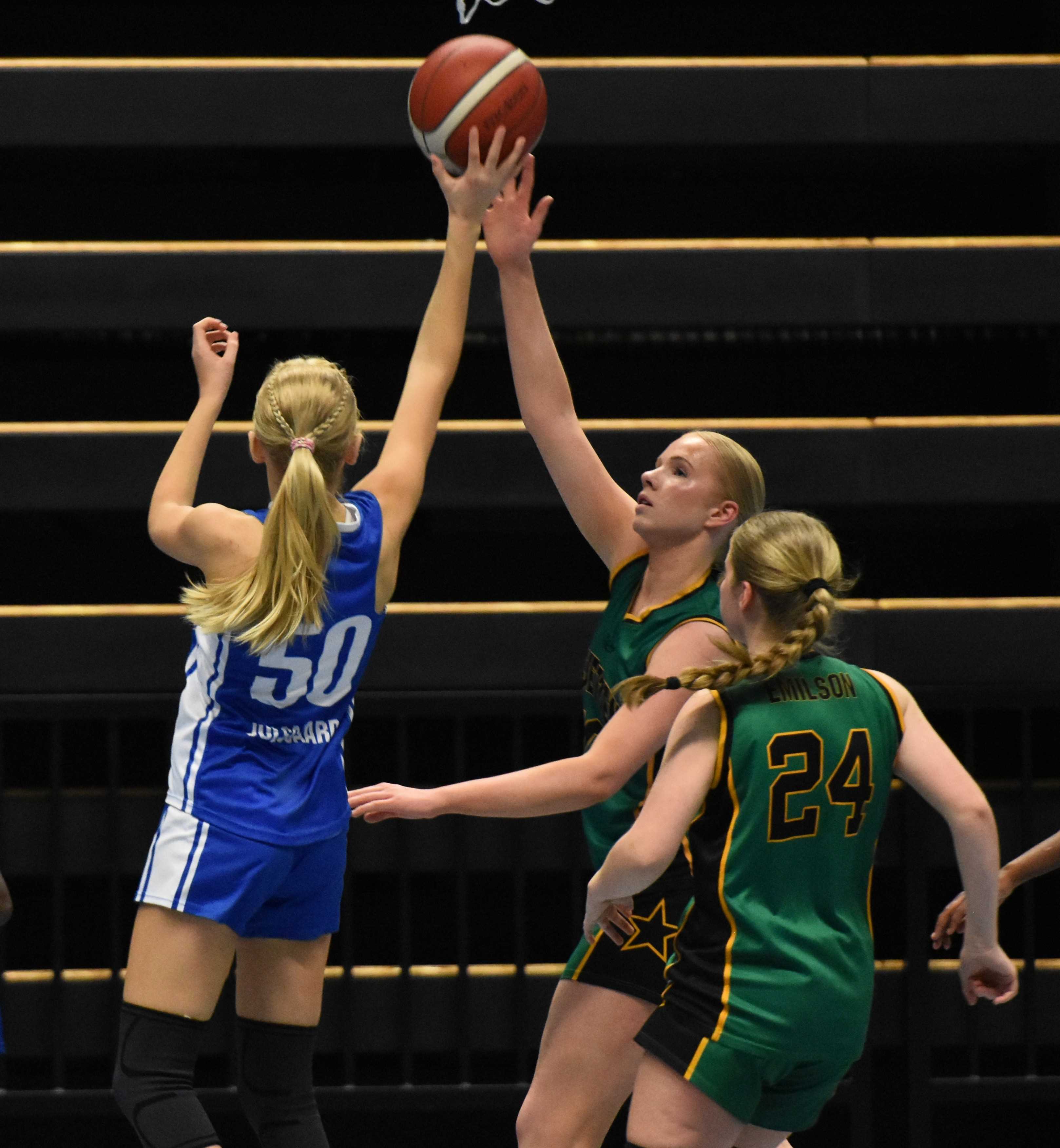 2010-spillerne Henny Julsgaard (Kjelsås) og Nora Graver Svenningsen (Skjetten) scoret henholdsvis 27 og 26 poeng i semifinalen i U16-klassen, der Kjelsås vant 79-57. Her unngår Henny blokkforsøket fra Nora og får avsluttet mot kurven. Nummer 24 er Vilma Emilson.
FOTO: MARIANNE MAJA STENERUD 