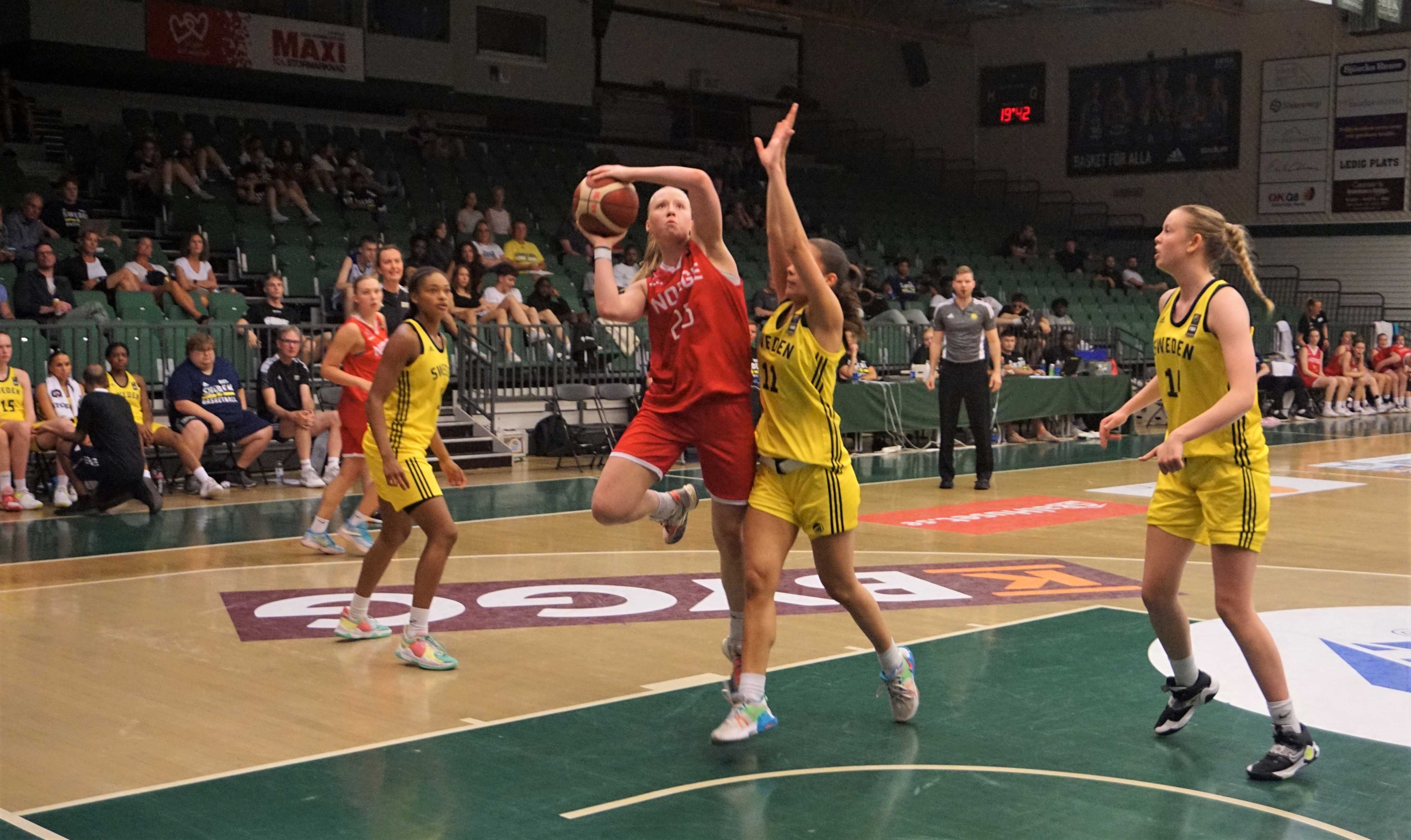 Anna Linnea Hovig Wikstrøm sikter seg inn på kurven etter en drive og finte mot Sveriges Felicia Schölander. Ulriken-guarden hadde 9 poeng og 3 assists i tirsdagens kamp.
FOTO: ARILD SANDVEN 