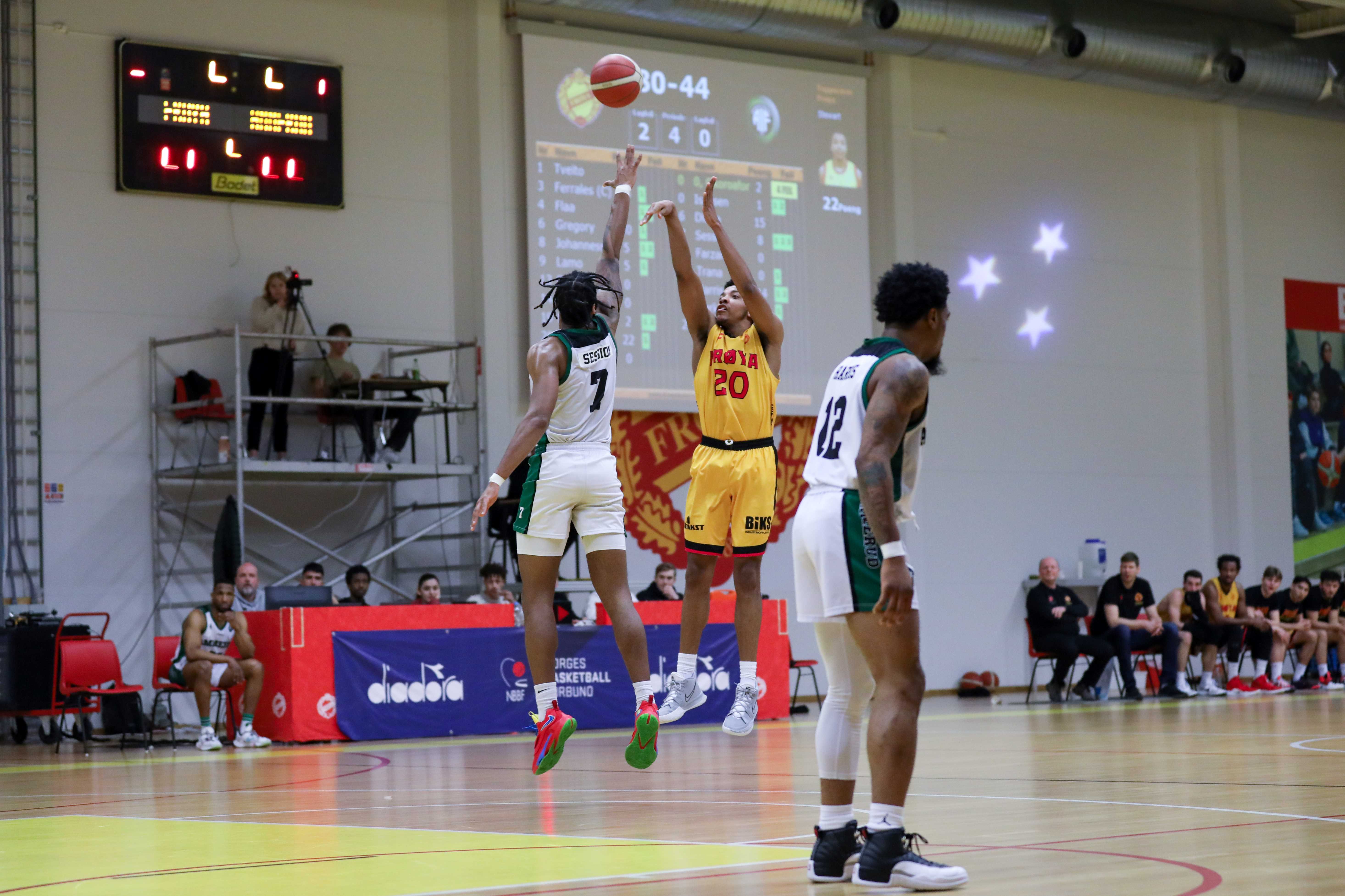 Wayne Stewart fikk prisen som Firi-ligaens MVP før kampen, og viste sin klasse med 22 poeng, 18 returer, 5 assists, 4 blokker og 2 steals mot Ammerud. Her legger han et skudd over Jordan Session. Ammeruds nummer 12 er AJ Harris.
FOTO: BRAGE TITLESTAD 