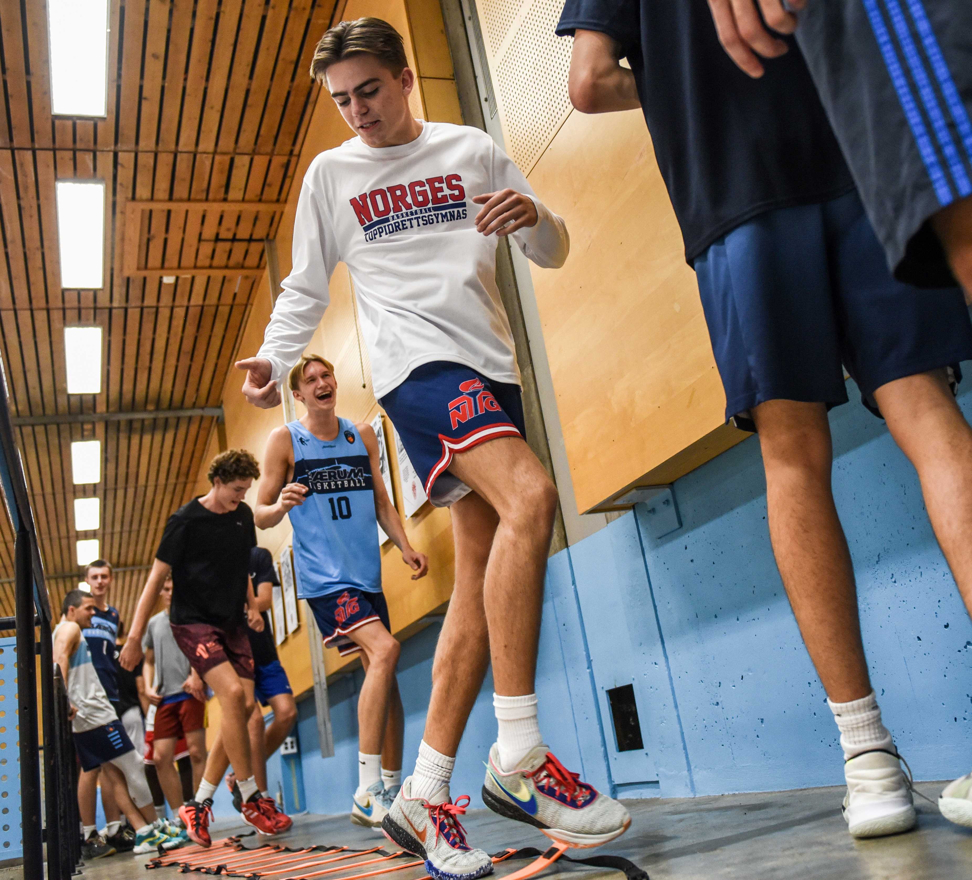 Oscar Hellebust (i hvitt), Fredrik Kleivdal og nykommeren Aksel Borg er tre av de unge spillerne Bærum satser på i 2023/24-sesongen. Bak dem ser vi Stian Mjøs og Ludvik Bergseng.
FOTO: ERIK BERGLUND 