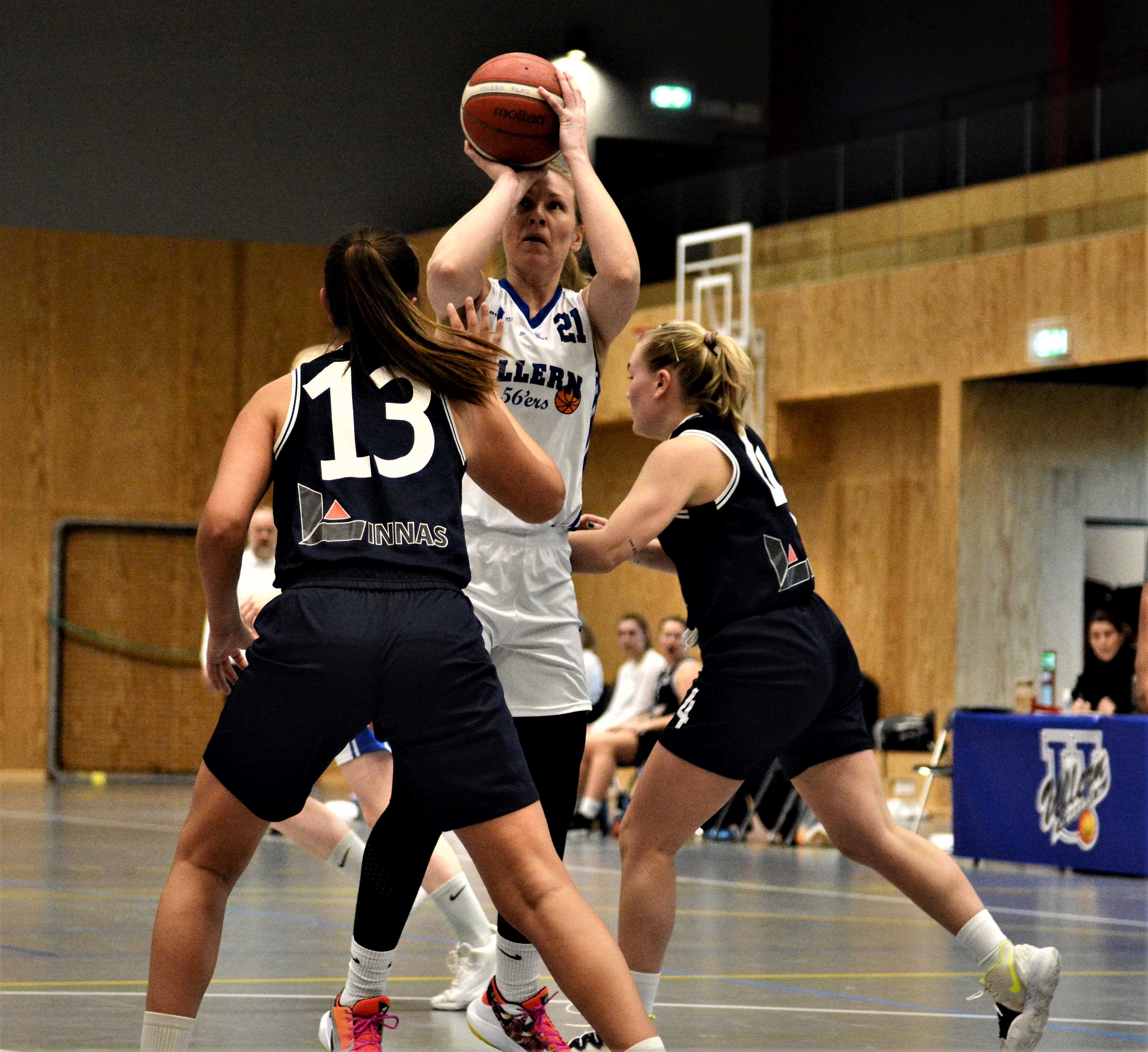 Tina Stenerud Moen legger et skudd over Frida Drivenes (til høyre) og Tuva Andersen. Etter seks sesonger i svensk basket gjorde Ullern-veteranen comeback i ligaen med 11 poeng og 6 assists da Bergen Elite ble slått 77-61.
FOTO: MARIANNE MAJA STENERUD 