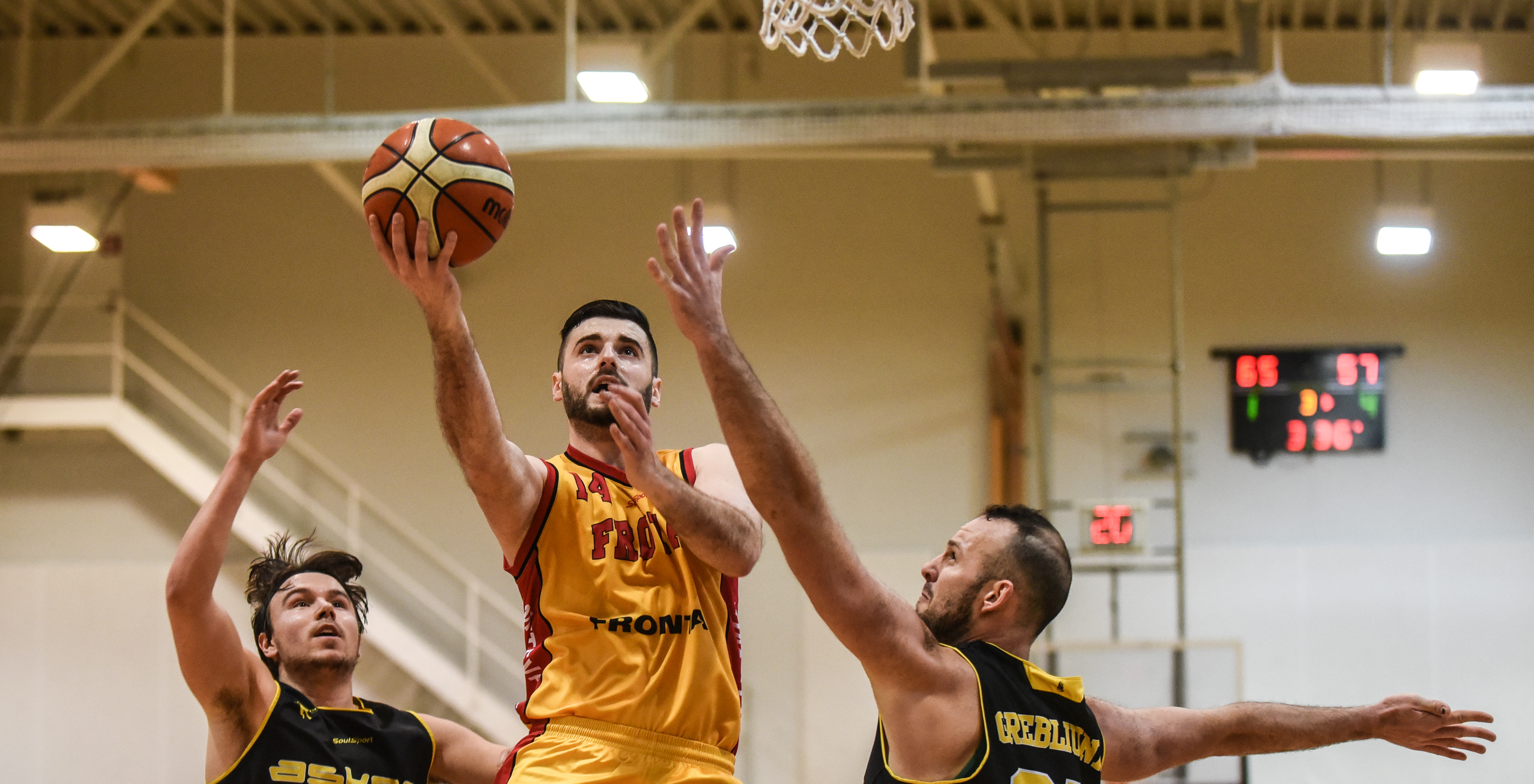 Ognjen Nisavic er toppscorer med 27,7 poeng og i tilegg i topp 10 i assists, 2-poengstreff, straffetreff og steals. På bildet går Nisavic på layup mellom Asker Aliens' Ludvig Bergh (til venstre) og Paulius Grebliunas. FOTO: ERIK BERGLUND