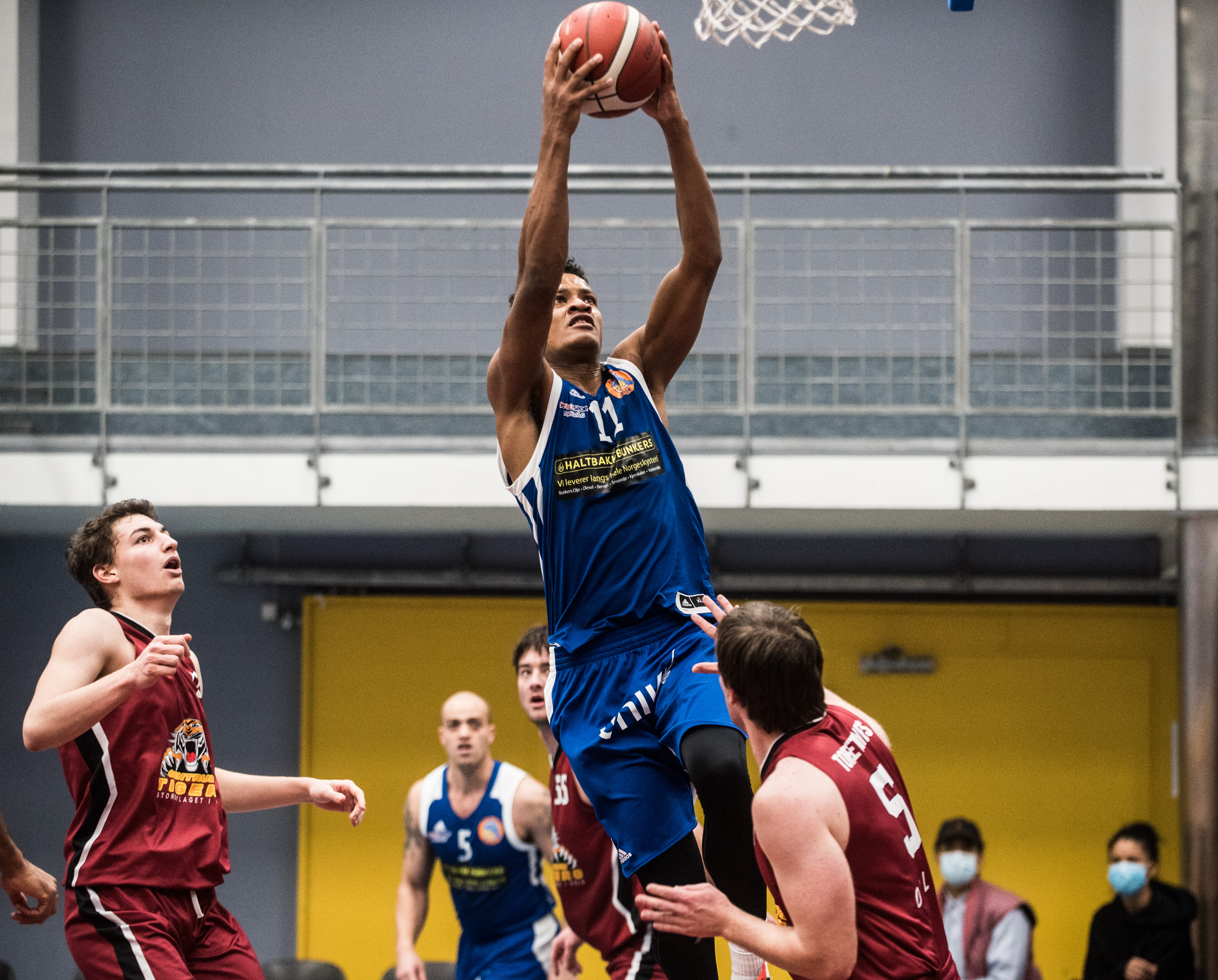 Bouna Black Ndiaye var kampens store spiller i Vulkanhallen med 34 poeng, 9 returer og 4 blokker. Her har han drivet seg inn til en ny scoring, mellom Giorgos Kotrotsios (til venstre), Bendik Aunan (bak) og Øyvind Torsetnes. Bak i bildet ser vi også Karl Otabor.
FOTO: ERIK BERGLUND  