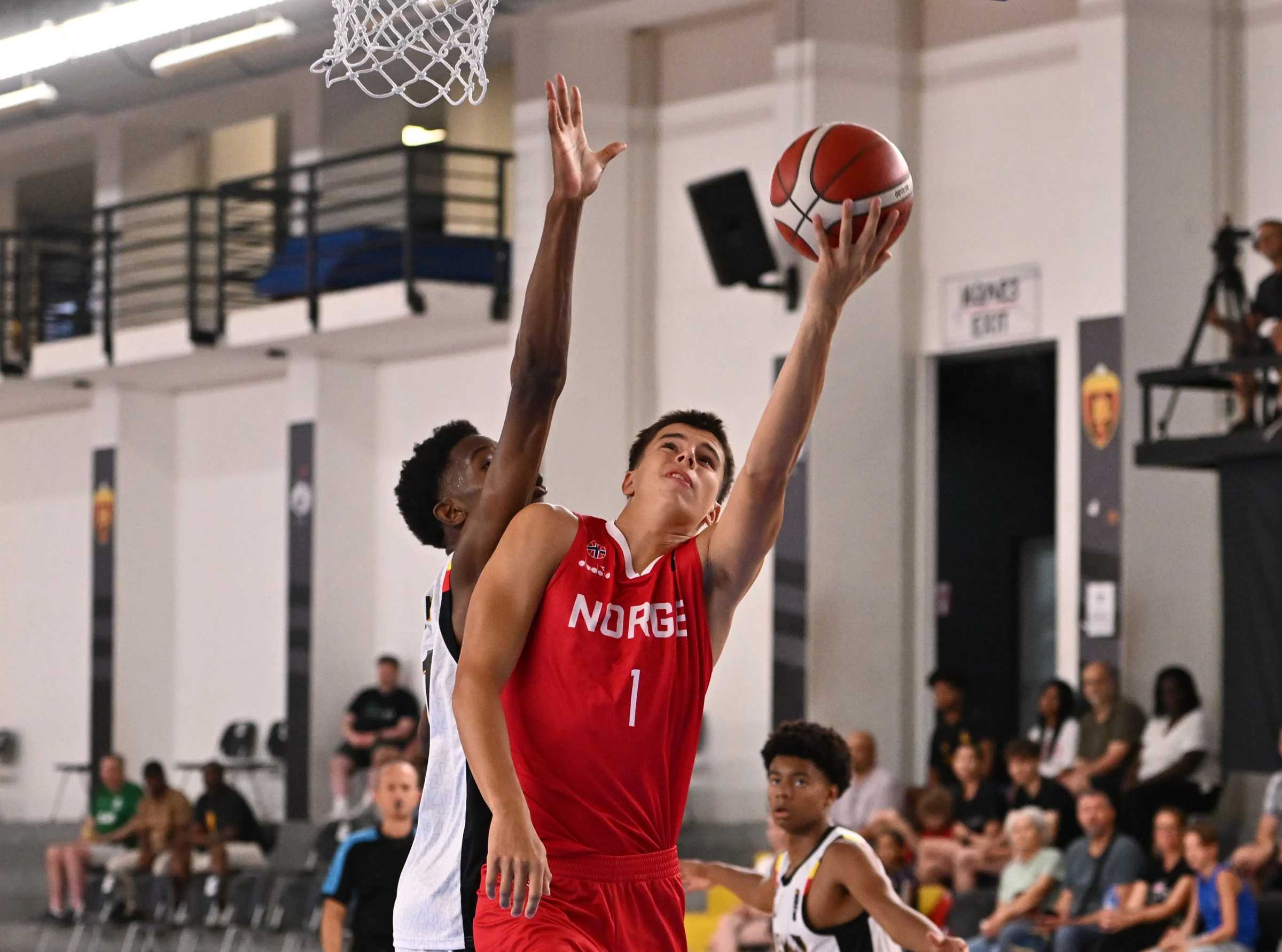 Viktor Prus hadde 100 prosent treff med 4 av 4 og totalt 8 poeng, pluss 8 returer, 3 assists og 1 steal - som ga høyest effektivitet av spillere på banen i kampen mellom Norge og Belgia.
FOTO: FIBA.COM 