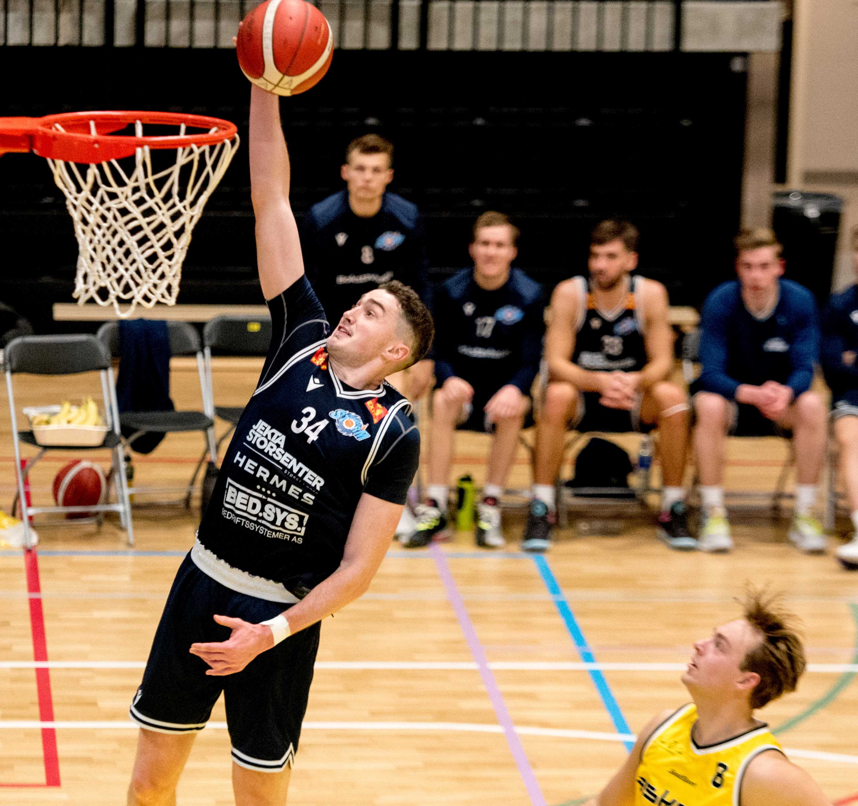 "DAGENS MANN: Her dunker Cole Long inn to poeng for Tromsø. Han herjet mot Asker. FOTO: ERIK BERGLUND"