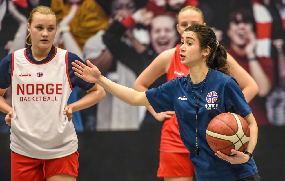 Dana Meknas, hovedtrener for Norge U18K. 
FOTO: ERIK B. BERGLUND 