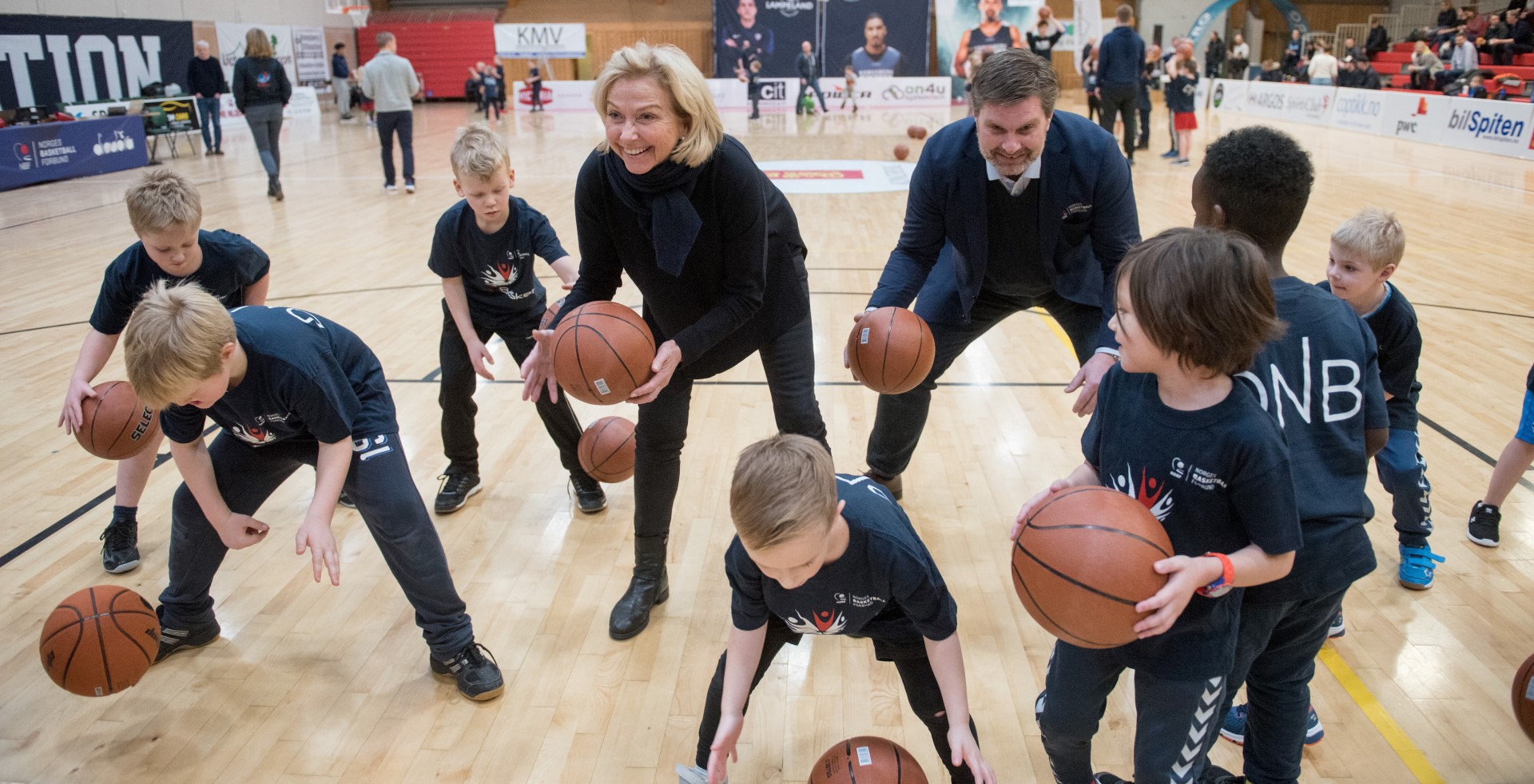 Idrettspresident Berit Kjøll og basketballpresident Jan Hendrik Parmann stortrivdes blant Inklu-barna i Kongsberghallen. De klarte seg også helt greit i balløvelsene! FOTO: ERIK BERGLUND