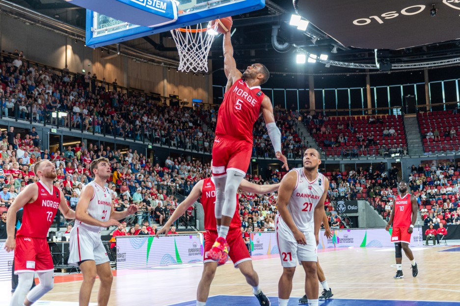 Chris-Ebou Ndow dunker i kampen mot Danmark 3. juli i Jordal Amfi.