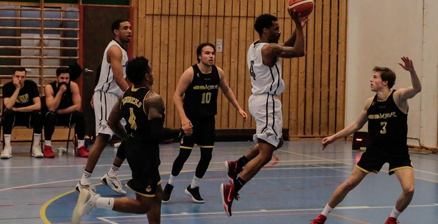 Anthlon Bell scoret 36 poeng og bidro blant annet med to viktige scoringer da Nidaros Jets gikk fra 82-77 til 86-77 de siste to minuttene av kampen. På bildet er han på vei gjennom Asker-forsvaret med Scotty Hendricks, Ludvig Bergh (nr 10) og Mikkel Aarnes. Tylor Wimbish følger situasjonen.