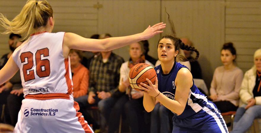 ​Ariana Sefaj og Høybråten ledet det meste av kvartfinalen, men Helene Kongestøl og Ulriken Eagles kom tilbake i siste periode og vant 59-54