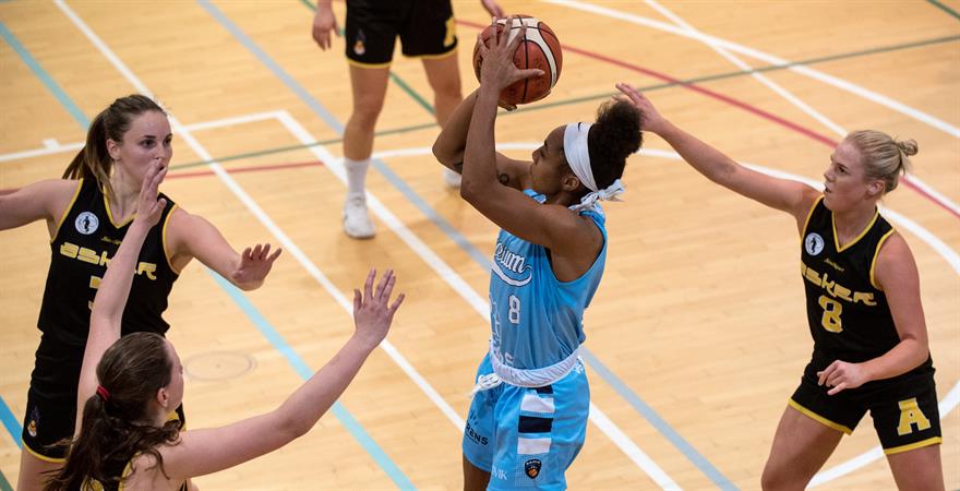 ​Astaja Tyghter ble toppscorer med 17 poeng i Leikvollhallen og hadde i tillegg 12 returer da Bærum slo Asker Aliens 53-45. På bildet går den amerikanske guarden på skudd med tre sentrale Asker-spillere rundt seg - fra venstre Ingrid Selvik, Julie Wilborn og Julie Skorpen