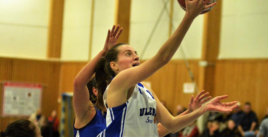 ​Astrid Sturlason hadde en solid kamp for Ullern og endte på 8 poeng, 9 returer, 4 assists og 3 steals da Høybråten ble slått 62-32. Her har den danske forwarden kommet seg forbi Ariana Sefaj og legger to poeng.