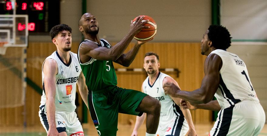 ​Ilarion Bonhomme hadde 31 poeng mot Kongsberg Miners torsdag, og ble avgjørende med sine 27 poeng og et to-minutters show da Ammerud gikk fra 72-67 til 81-67 mot Nidaros Jets søndag kveld. Her er den 180 cm høye guarden i et av sine raid i torsdagens kamp. Miners-spillerne er fra venstre Max Richardson, Nicolai Østbye og Joshua Hart.