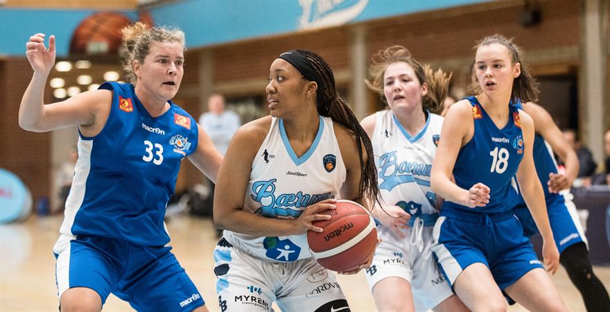 ​Brooke Fields endte på 23 poeng og var Bærums toppscorer mot Tromsø Storm Ungdom. Her presses den amerikanske guarden av Tromsøs superveteran Kjerstin Havnes (nr 33), til høyre ser vi Ragnhild Lundegaard (nr 18) og Bærums Cecilia Riise.