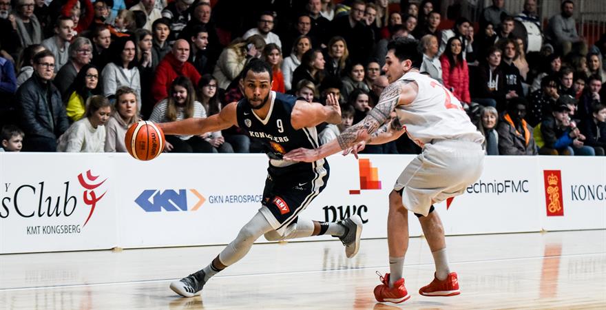 ​Chris-Ebou Ndow i en drive rundt Tony Tolovae i lørdagens toppkamp. Den sterke forwarden var toppscorer med 26 poeng, traff fire 3-poengere for Kongsberg Miners og var viktig for hjemmelaget da kampen ble avgjort i fjerde periode.