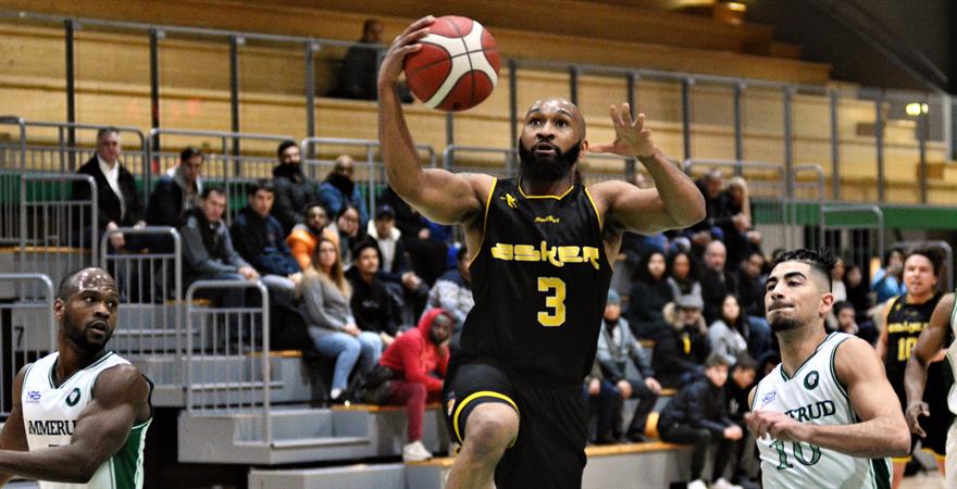 Eric Gilchrese var toppscorer i Apalløkkahallen med 29 poeng, men kunne ikke forhindre at Ammerud slo Asker Aliens 77-72. Her scorer Gilchrese på layup mellom Ilarion Bonhomme (til venstre) og Ouzhan Farzaneh.