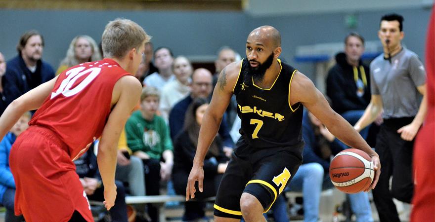 ​Eric Gilchrese tok styringen i sin første kamp for Asker Aliens og endte på 21 poeng, 8 returer og 5 assists mot Gimle. Her med Gard Beinnes i forsvar for gjestene i Leikvollhallen.