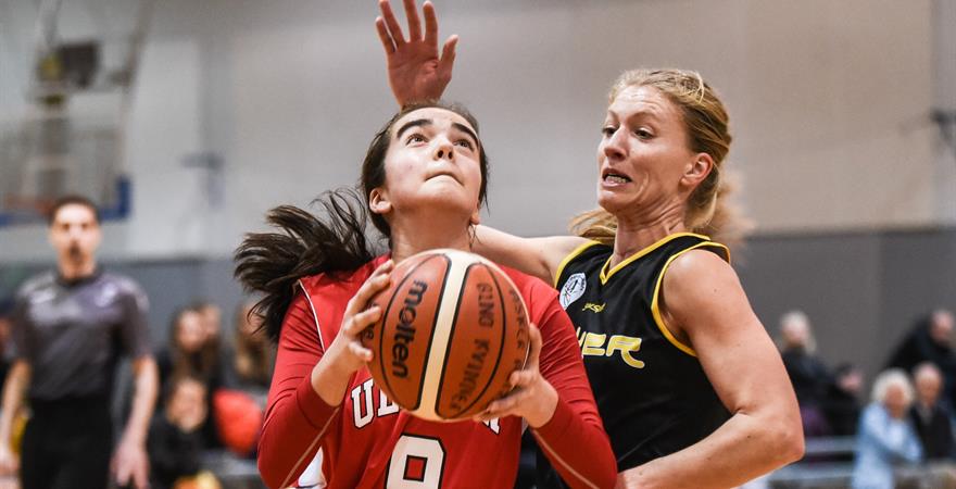 ​Fatima Mohammad og Ulriken Eagles slo Høybråten 88-42 søndag og tok steget opp til lederplassen i BLNO. Blant utfordrerne er Ingvild Jørstad og Asker Aliens, som tok sin femte seier for sesongen med 71-46 borte over Bergen Elite søndag. Bildet er fra et av forrige sesongs seriemøter mellom Ulriken og Asker Aliens.