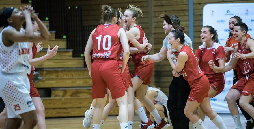 Mens Sandvika-spillerne er knust og Makala Roper (til venstre) fortviler, jubler Gimle over NM-gull etter tidenes snuoperasjon i norsk basket. Fra venstre ser vi Maren Mildestvedt (nr 10), Karoline Falch-Monsen (delvis skjult), Andrea Bolstad Raa, Audun Eskeland, Sigrid Hardie, Ingeborg Nævdal Gundersen, Henriette Raa Ellingsen og Josefin Winther.