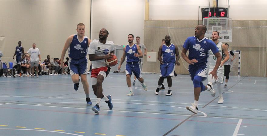 ​Ilarion Bonhomme med et helt Oppsal-lag løpende etter og på vei mot to nye poeng. Ammeruds nye pointguard har fart og ferdigheter og vil bli en attraktiv spiller i kommende sesongs BLNO.